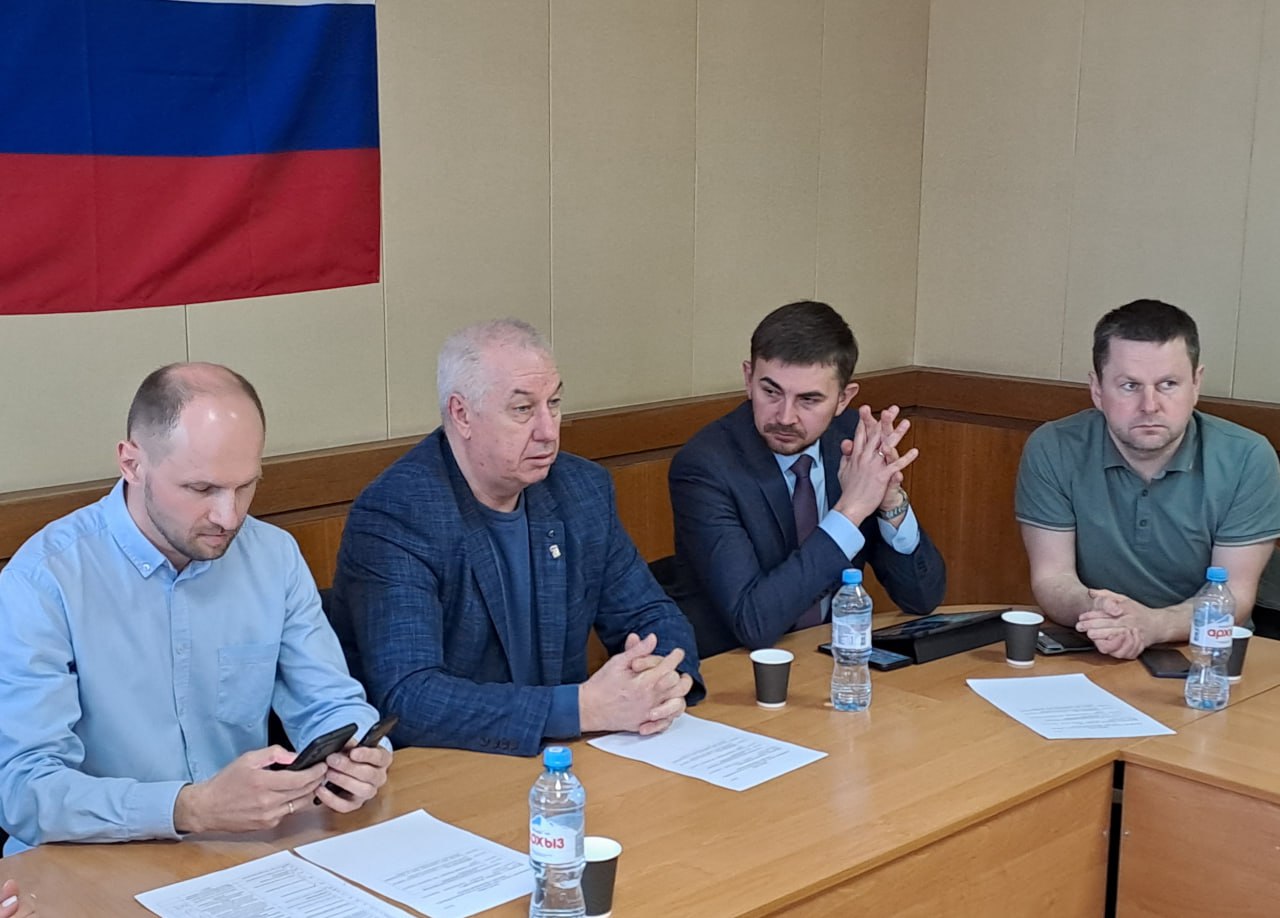 ‼ Корпорация ВЭБ.РФ провели в Бердянске «Дни группы институтов развития» В Бердянске и Мелитополе прошли «Дни группы институтов развития ВЭБ.РФ и партнеров в Запорожской области» Одна из главнейших задач Российской государственной корпораций ВЭБ.РФ – это содействие прогрессу регионов и бизнеса. Представители администрации Бердянска проходили обучение по образовательной программе ВЭБ.РФ и Школы управления СКОЛКОВО «Гостеприимные города». Благодаря корпорации город получил мастер-план, определяющий его развитие на десятилетия вперед и Генеральный план, который сейчас проходит окончательное согласование. Роль и значение помощи со стороны ВЭБ.РФ сложно переоценить. Эта государственная корпорация помогает, условно говоря, давая не «рыбу», а «удочку». Она дает знания, механизмы и модели привлечения средств, источники возможного финансирования. Обучает, как привлекать средства. И работа эта нацелена, как на территории – на подготовку специалистов администраций, так и на бизнес. Я благодарен ВЭБ.РФ за знания, которые нам дали и за оказанную помощь городу. И очень рад тому, что корпорация одно из выездных своих мероприятий провела именно в Бердянске , - подчеркнул Глава Бердянска Александр Сауленко.