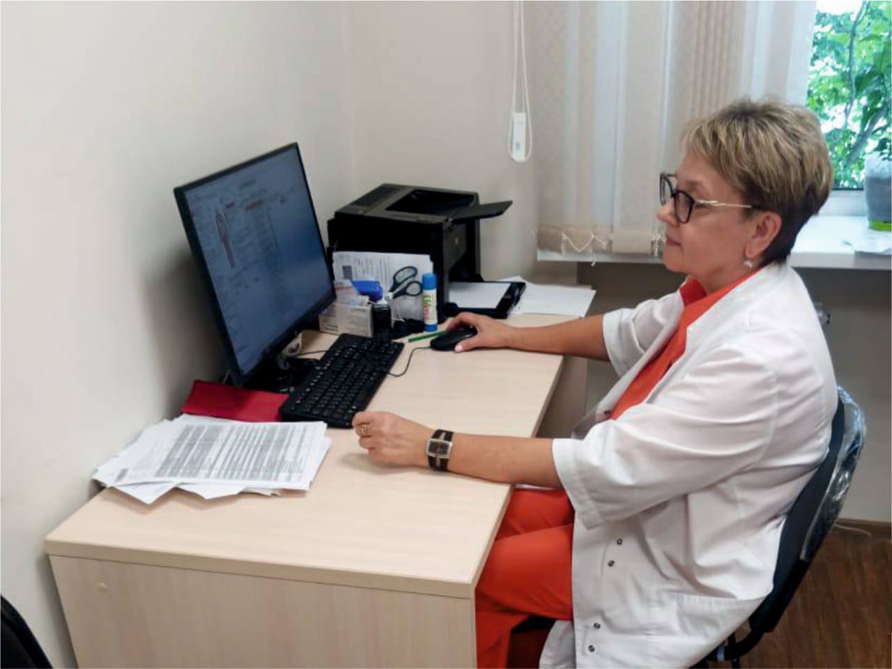  Специалист Регионального эндокринологического центра РЭЦ областного диагностического центра Ольга Филатова провела плановый выезд в Верхнехавскую РБ. Консультацию в ходе выездного приёма получили 18 человек – тем, кому это было необходимо, выдали рекомендации по питанию и медикаментозному лечению. Подобные выезды играют важную роль в обеспечении своевременного и доступного медицинского обслуживания, особенно для жителей отдалённых или малонаселённых районов. Они способствуют раннему выявлению и эндокринных заболеваний, которые часто имеют скрытое развитие и требуют регулярного наблюдения. Напомним, презентация РЭЦ состоялась 16 июля. Его расширение и дооснащение современным оборудованием для диагностики и лечения осложнений диабета проходило с прошлого года. Ежегодно в РЭЦ получают медицинскую помощь более 50 тысяч пациентов. ↪ Попасть в него по полису ОМС можно по направлению из территориальной поликлиники. Напоминаем, об актуальных новостях здравоохранения региона вы также можете узнать в наших группах во ВКонтакте и Одноклассниках и на официальном сайте. #новости_воронежской_медицины