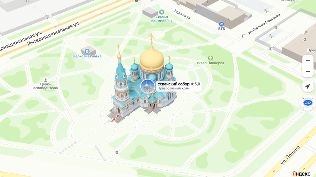 ⏺  Яндекс Карты представили трёхмерные цветные модели знаковых мест Омска  Трёхмерными стали 12 омских символов, включая «G-Drive Арену», драматический театр, Тарские ворота, Воскресенский собор и библиотеку имени Пушкина. Все модели детально проработаны — от «Крылатого гения» на фасаде драмтеатра до книги и зонта у скульптуры Любочки. В тёмной теме карты дополнены ночной подсветкой зданий.  Чтобы увидеть 3D-модели, пользователи могут найти нужный объект на карте и приблизить его. В веб-версии Карт для включения трёхмерного вида нужно нажать кнопку «3D», а в приложении — провести двумя пальцами вверх по экрану смартфона. Также можно вращать модель, изучая её с разных ракурсов.  Фото: Яндекс Карты