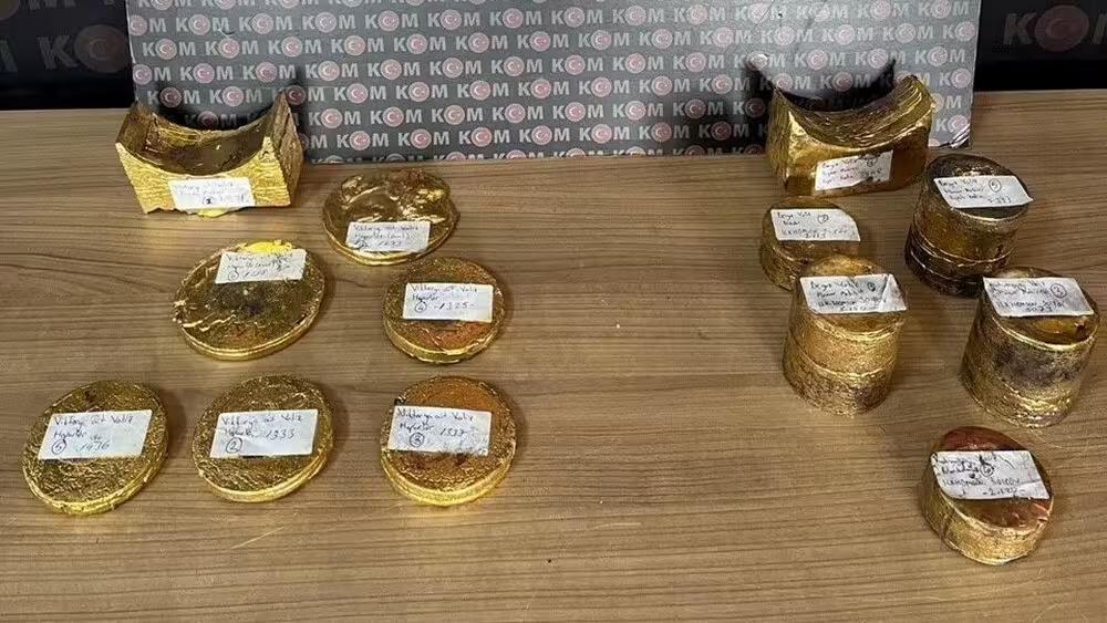 В Турции задержаны узбекистанцы спрятавшие золото на 8 млн в бытовой технике В аэропорту турецкого города Невшехира была пресечена попытка незаконного ввоза золота гражданами Узбекистана При проверке багажа шестерых пассажиров пятеро из которых оказались гражданами Узбекистана сотрудники обратили внимание на подозрительные кухонные приборы После детального осмотра внутри оборудования были найдены части в которых находилось золото общим весом 61 кг 121 г Рыночная стоимость изделий оценивается примерно в 350 млн турецких лир около 8 3 млн Подозреваемые были задержаны и доставлены в прокуратуру Один из иностранцев передан миграционным органам для депортации Остерегайтесь фейков Это единственный официальный канал NovostiUZ Подпишитесь чтобы получать достоверные новости и актуальные курсы валют   Вы с Telegram Premium Поддержите нас одним нажатием Ссылка на пост   telegram me NovostiUZ 58939