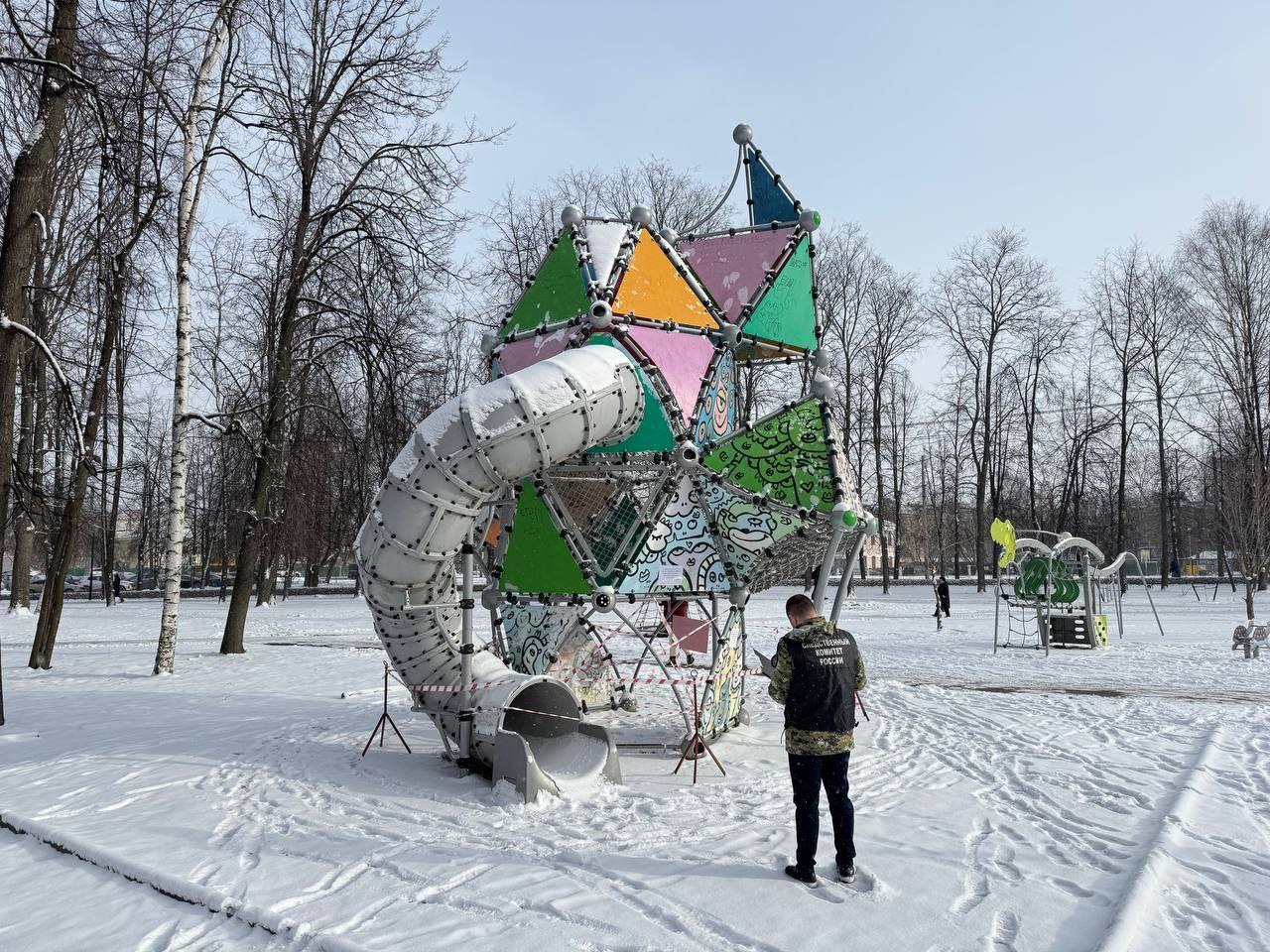 После падения ребёнка с горки в Юбилейном парке возбуждено уголовное дело по статье о халатности.   Предварительно установлено, что 12 февраля несовершеннолетний пытался взобраться по конструкции детского игрового комплекса, потерял равновесие и упал. У ребёнка перелом обеих бедренных костей со смещением.  Проводятся следственные действия для установления всех обстоятельств произошедшего.    Подпишись на «Ярославль №1»