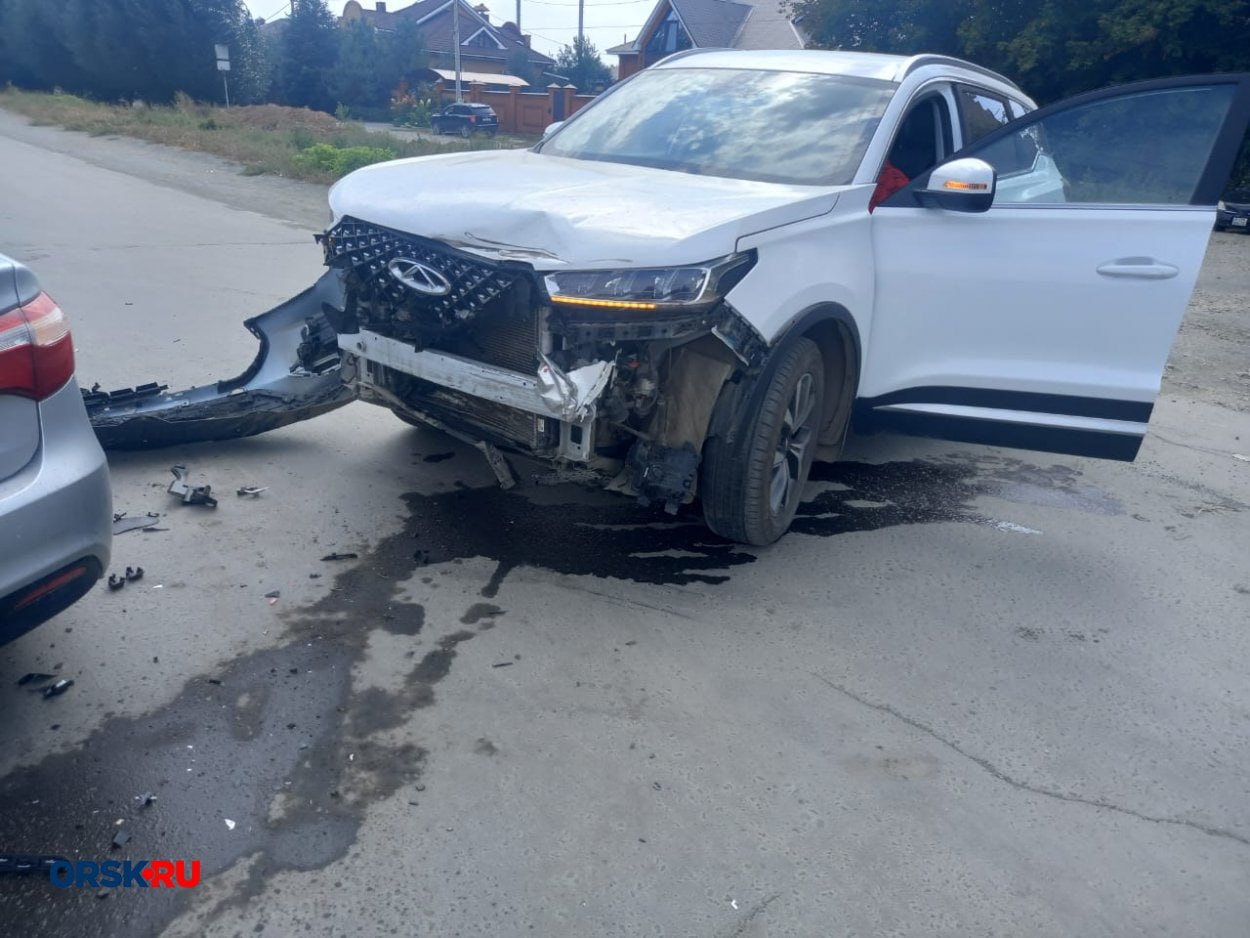 ORSK RU 18 В Орске на улице Попова столкнулись две иномарки В ДТП попали Kia и Chery От столкновения обе машины получили механические повреждения По нашим данным обошлось без пострадавших Подписаться на ORSK