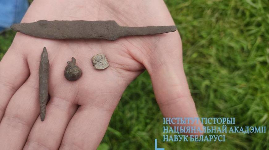 Белорусские археологи продолжают раскопки на территории средневекового торгово-ремесленного посада на реке Менке под Минском Работы ведутся на площади 24 кв. м, глубина исследований достигла 0,6 м. Сейчас археологи завершили расчистку участка и начали документировать находки в культурном слое. Среди найденных предметов – два железных ножа, шило, наконечник стрелы, пломба, фрагмент ювелирного слитка, а также редкая пуговица с изображением цветка. По данным ученых, найденные артефакты свидетельствуют об активном ремесленном производстве на этом месте.