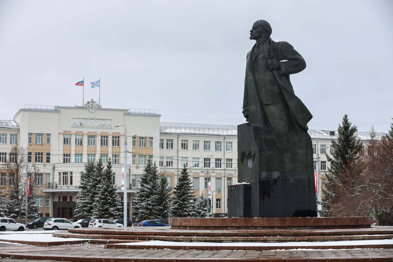 Валентина Матвиенко заявила что Архангельская область является сокровищницей культуры хранителем исконных духовных ценностей а также родиной древних промыслов и ремёсел Председатель Совета Федерации поздравила жителей области с Днем образования региона подчеркнув что они бережно сохраняют наследие предков верно служат интересам малой родины и стремятся к её процветанию прославив Россию ратными и трудовыми подвигами достижениями в искусстве и спорте По словам спикера Совета Федерации мощная ресурсная база и диверсифицированная промышленность Архангельской области позволяют ей динамично развиваться занимать ключевые позиции в системе хозяйственных связей Заполярья и демонстрировать высокие макроэкономические показатели Регион сумел в короткие сроки переориентироваться на новые рынки сбыта укрепил индустриальный потенциал и активно реализует крупные инвестиционные проекты Матвиенко также отметила что большое внимание уделяется модернизации социальной инфраструктуры а сама область остаётся одним из форпостов России в Арктической зоне Она выразила уверенность что Архангельская земля и в дальнейшем внесёт весомый вклад в решение общенациональных задач пожелав её жителям успехов и благополучия Фото Belkin Alexey news ru Global Look Press Vmeste RF