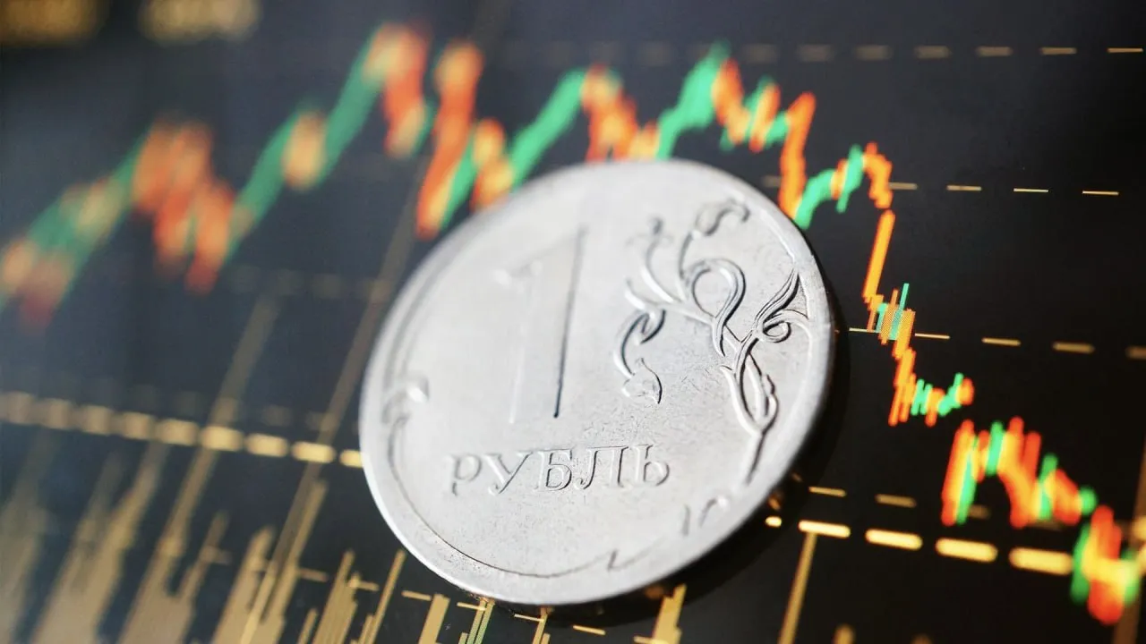 Максим Решетников спрогнозировал крепкий курс рубля в ближайшие годы Показатели будут более постоянными чем многим хотелось бы заявил министр экономического развития Над нашим рынком есть такой навес очевидно он говорит о том что любое ослабление курса скорее всего будет демпфироваться этим навесом сказал Решетников выступая на Биржевом форуме в Москве По словам министра тот курс рубля к которому привыкли в том числе экспортёры был следствием постоянного оттока капитала передаёт РИА Новости Сейчас понятно что этого оттока капитала нет и в нашей экономике копятся чистые иностранные активы добавил Решетников Он отметил что крепкий курс рубля окажет влияние на структурные изменения в экономике страны Подписаться на Говорит Москва Telegram VK MAX