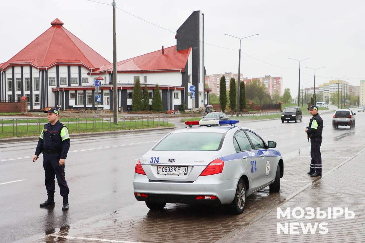 ГАИ Мозырщины усилит контроль за водителями такси   С 26 ноября по 6 декабря Госавтоинспекция проведет профилактические мероприятия в отношении перевозчиков пассажиров автомобилями такси. Правоохранители будут ежедневно следить за тем, как водители такси соблюдают ПДД.  Особое внимание будет обращено на недопущение таких нарушений, как вождение в нетрезвом виде или без прав, превышение скорости, выезд на встречную полосу и непредоставление преимущества пешеходам на переходах.