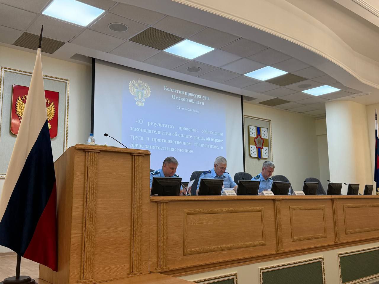 В прокуратуре Омской области состоялось заседание коллегии по вопросам оплаты труда, охраны труда и производственном травматизме, в сфере занятости населения Открывая совещание, прокурор региона Алексей Афанасьев отметил, что состояние законности в сфере трудового законодательства, в том числе оплаты труда, занятости населения, с учетом распространенности допускаемых нарушений, а также наличия задолженности по заработной плате, требует системного надзора и принятия дополнительных мер по активизации работы со стороны органов прокуратуры области и уполномоченных контролирующих органов. В целях восстановления нарушенных трудовых прав граждан в 2024 г. – истекшем периоде 2025 г. органами прокуратуры области выявлены более 15,5 тыс. нарушений закона, приняты порядка 6,5 тыс. актов прокурорского реагирования, по результатам их рассмотрения к различным видам ответственности привлечены свыше 1,8 тыс. виновных лиц, возбуждены 15 уголовных дел. Решение проблем обеспечения вознаграждения за труд является важной задачей государственной социально-экономической политики. В своем докладе начальник отдела по надзору за соблюдением прав и свобод граждан Лариса Левицкая отметила положительную тенденцию снижения размера задолженности по заработной плате, которая на сегодняшний день составила 34,7 млн руб. Всего за обозначенный период перед 1,6 тыс. работниками погашен долг в сумме свыше 116 млн рублей. На контроле остаются вопросы официального оформления трудовых отношений и соблюдения требований в сфере охраны труда. В ходе проверки вскрыты более 100 случаев привлечения граждан к работе без оформления трудовых договоров, выдачи заработной платы «в конвертах», без уплаты обязательных платежей в налоговые органы и государственные внебюджетные фонды. Мерами прокурорского реагирования трудовые отношения легализованы в 54 случаях. Алексей Афанасьев поставил задачу не снижать внимания к вопросам защиты трудовых прав граждан, принципиально подходить к выбору принимаемых мер реагирования по выявленным нарушениям закона. По итогам совещания принято решение, которое позволит прокуратуре повысить качество и эффективность проводимой надзорной деятельности. Исполнение решения поставлено на контроль.