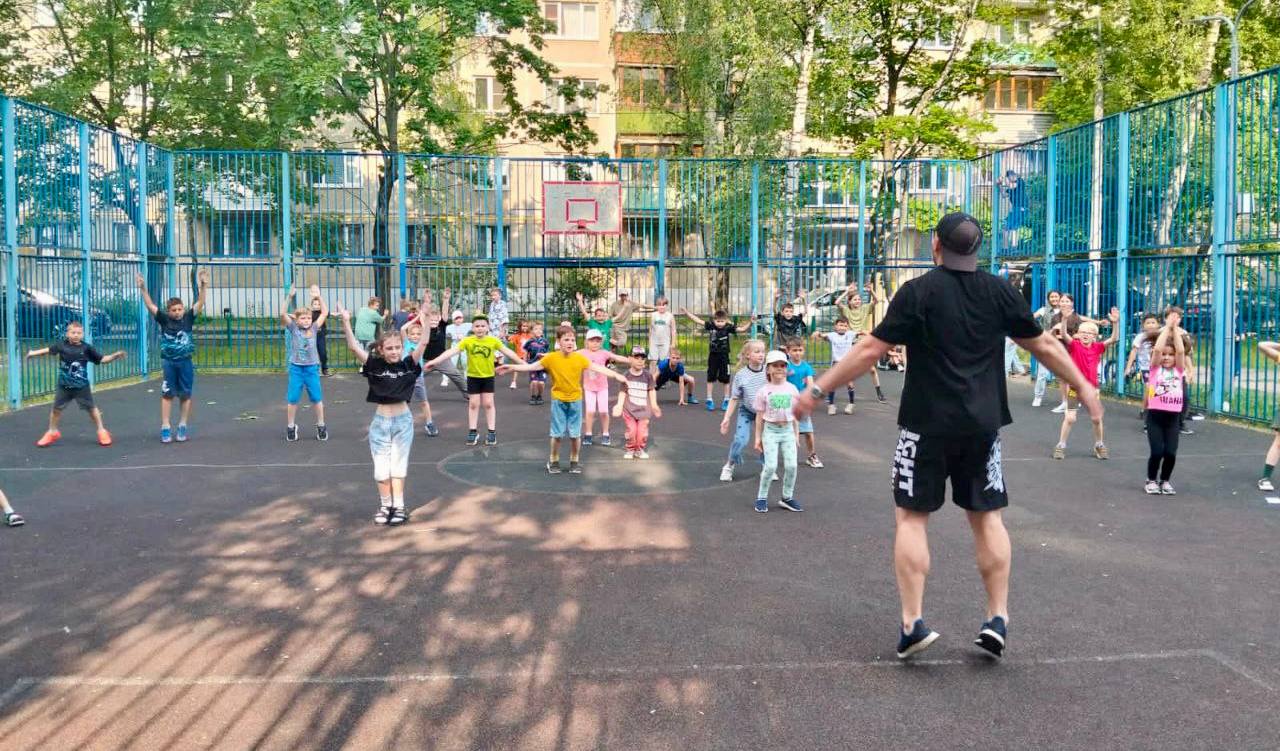 На спортивной площадке, расположенной на ул. Фадеева, д. 7 состоялось очередное спортивно-развлекательное мероприятие для детей и подростков в рамках проекта «Выходи во двор». Ребята приняли участие в спортивных соревнованиях на ловкость и скорость, а также в играх на свежем воздухе. Все участники получили массу положительных эмоций и впечатлений. Завершилось мероприятие награждением и вручением сладостей. #балашиха #ГТО #МО #живуспортом #подтяниськдвижению #спортнормажизни #нашеподмосковье