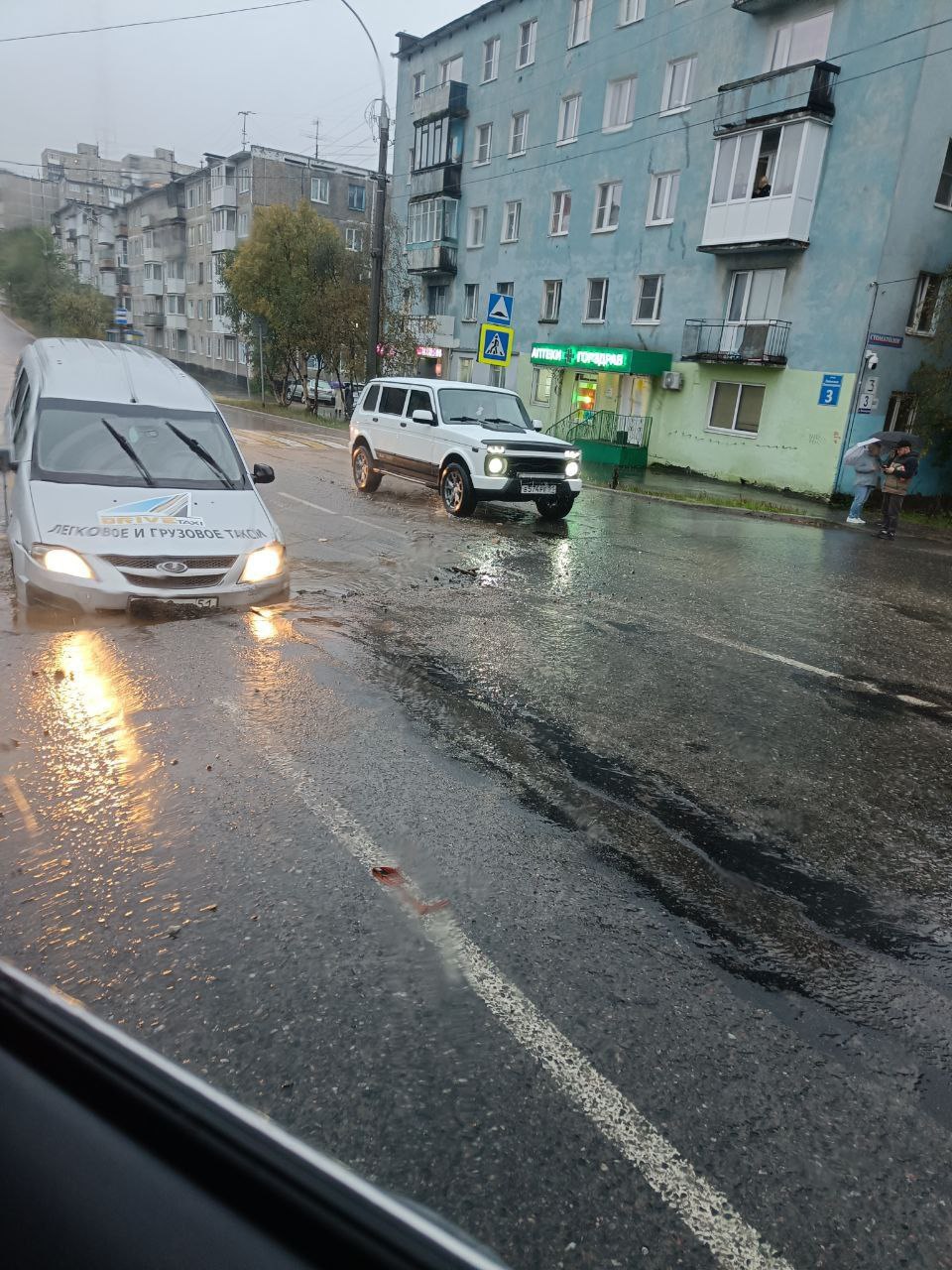 Первомайка осталась без воды из за аварии на дороге в дыру на проезжей части провалился автомобиль повреждены сети На ул Пономарева произошел порыв на сетях ГОУП Мурманскводоканал в результате которого произошло обрушение асфальтобетоного покрытия проезжей части В образовавшемся провале застрял автомобиль пострадавших нет на месте работают сотрудники УГИБДД Специалисты Мурманскводоканала на месте приступили к устранению аварии Происшествие привело к отключению водоснабжения в домах по улицам Пономарева Морской Олега Кошевого Зои Космодемьянской Ломоносова Кольскому проспекту и проезду Молодежному сообщает врип администрации города Мурманска Иван Лебедев О сроках возобновления водоснабжения информации нет