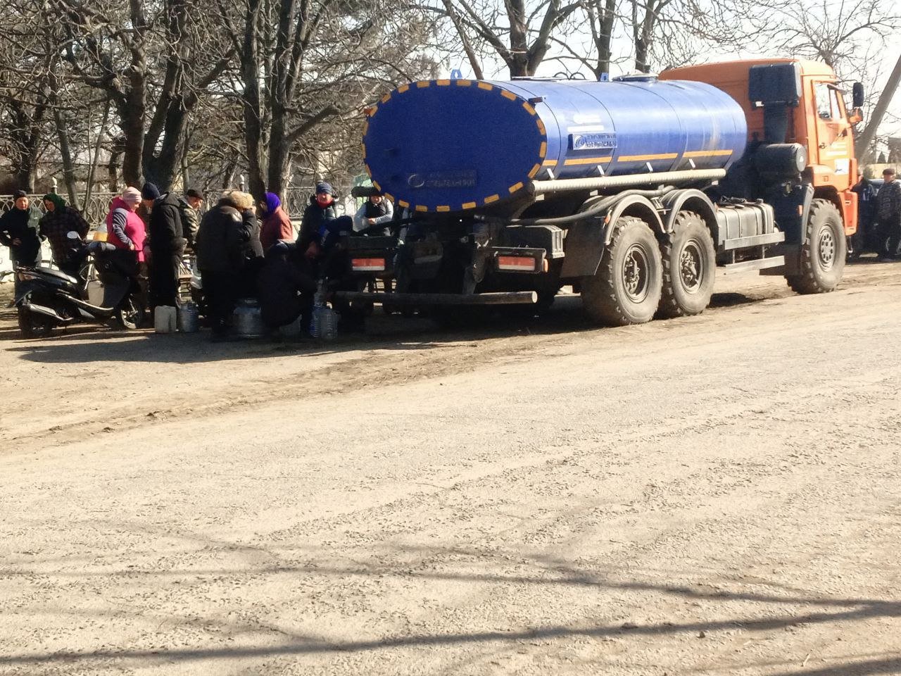 Жители села Черноморовка вчера имели возможность запастись питьевой водой. "Облводоканал" предоставил цистерну воды  В связи ремонтными работами на скважине село осталось без воды.  Но благодаря неравнодушным жителям, предпринимателю, начальнику отдела Гончарову Олегу Александровичу был приобретен новый насос. Ближе к вечеру вчерашнего дня  была произведена замена глубинного насоса на скважине.  Подача технической воды восстановлена. Работа на скважине с питьевой водой продолжится в понедельник.