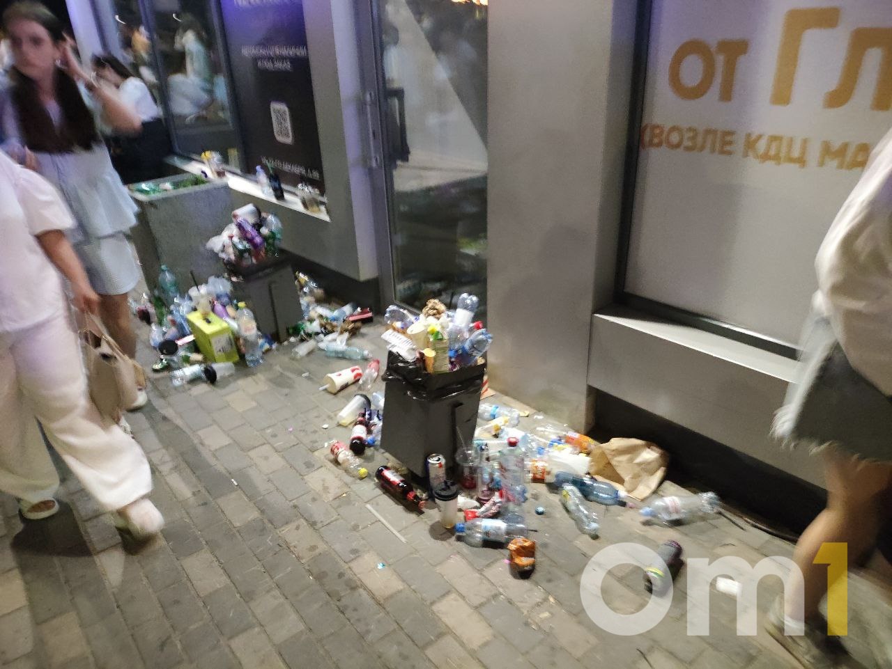 Из центра Омска после праздника вывезли 60 кубометров мусора Это, на секундочку, примерно девять полных камазов. Уборку, по сообщению пресс-службы мэрии, провели сотрудники УДХБ, они же в некоторых местах восстановили повреждённый газон. Приложили несколько вчерашних вечерних фото, они помогут осознать масштаб решённой проблемы.