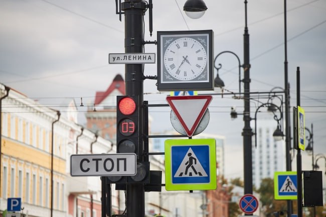 Получил переломы, переходя дорогу на красный  За выходные в Якутске произошло 14 аварий, в которых пострадали трое человек. Они получили травмы различной степени тяжести.   Так, 11 января на перекрестке Лермонтова-Каландаришвили во время ДТП пострадал несовершеннолетний пассажир. А на перекрестке Лермонтова-Короленко сбили 60-летнего пешехода. Он переходил дорогу на красный сигнал светофора. Пострадавшего увезли в больницу с переломами и ушибленной раной.   Днем 12 января на перекрестке Вилюйский-Базовый 46-летний водитель «Тойоты Ленд Крузер», поворачивая налево, не уступил дорогу «Тойоте Приус». Во время аварии ушибы получил пассажир автомобиля «Тойота Приус».  Фото: Оберемченко Николай