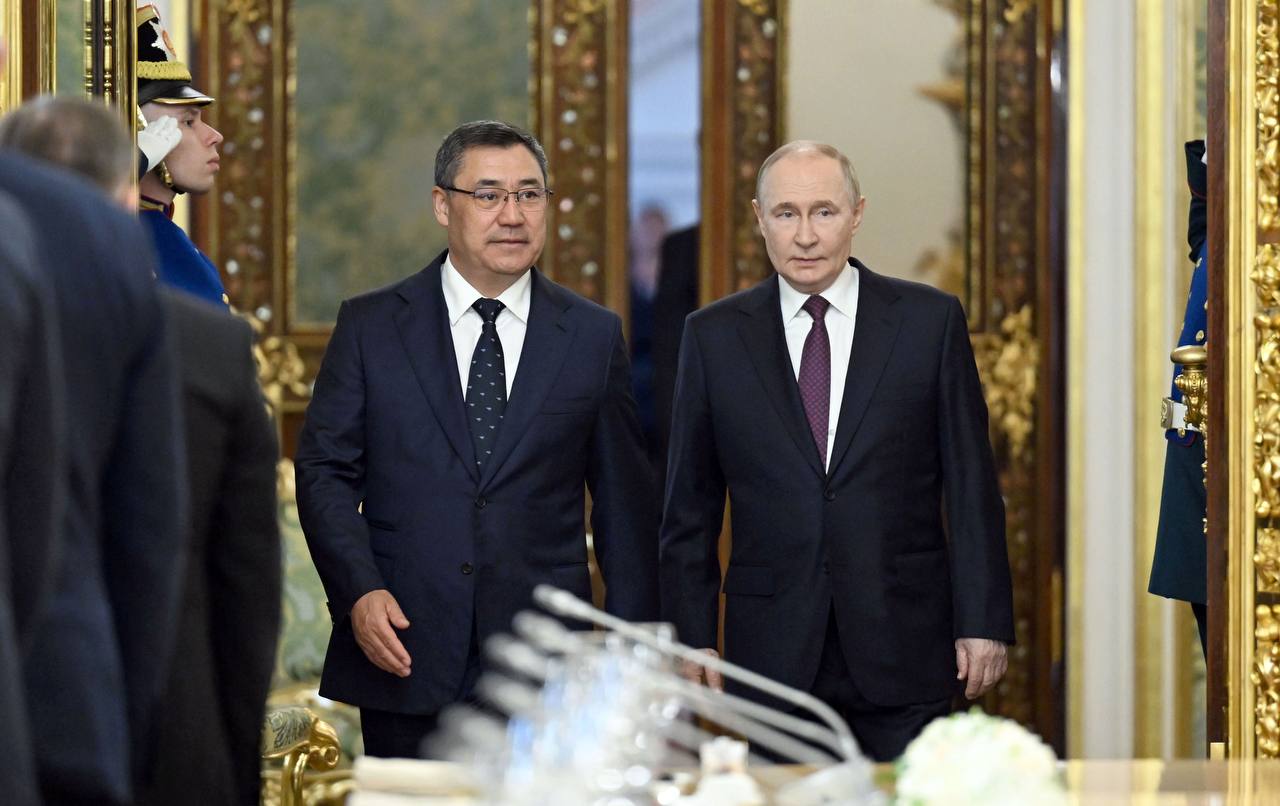 Владимир Путин поздравил Садыра Жапарова с 25-летием подписания Декларации о вечной дружбе, союзничестве и партнерстве между Россией и Кыргызстаном Подписание этого документа, положившего начало современному этапу межгосударственных связей России и Кыргызстана, создало условия для сотрудничества на ключевых направлениях. Путин выразил уверенность, что совместными усилиями страны обеспечат конструктивное взаимодействие в рамках ЕАЭС, ОДКБ, СНГ и ШОС. Поздравительными телеграммами обменялись также главы МИД стран.