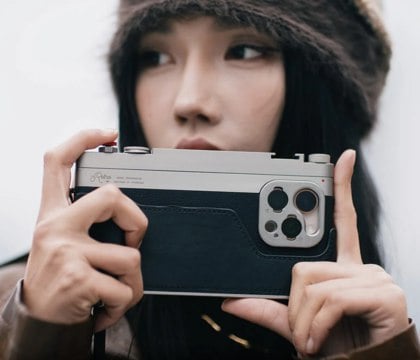 Новый чехол Fotorgear Retro Photography Kits превращает iPhone в подобие винтажного фотоаппарата  Компания Xiaomi продает специальный набор Photography Kit, который превращает камерофоны серии Xiaomi Ultra в подобие фотоаппарата. Похожие аксессуары есть и для владельцев iPhone.  Читать далее