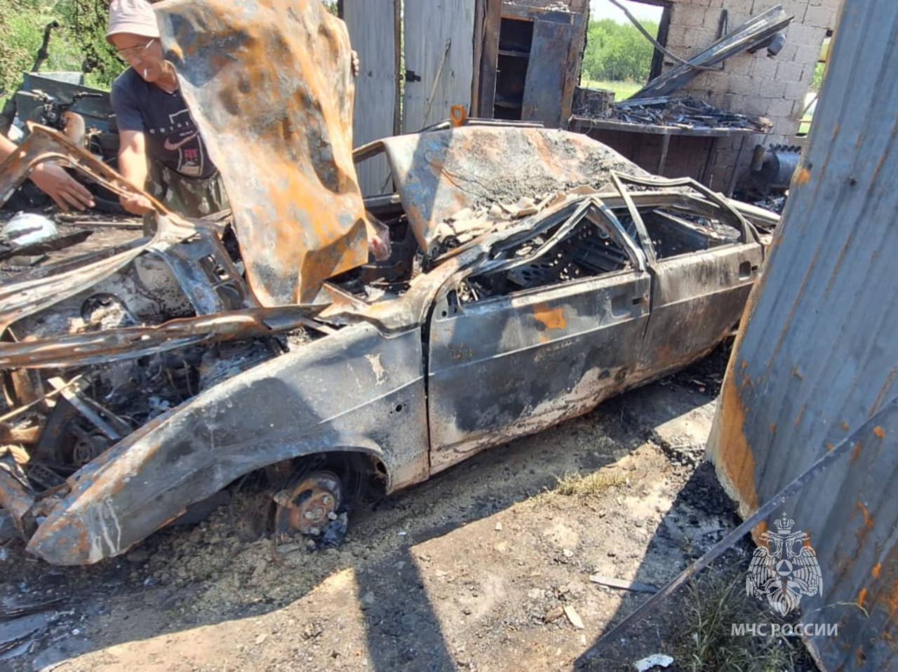 Ремонтировал автомобиль - теперь в больнице   В станице Старочеркасской 24-летний дончанин ремонтировал в гараже свою «девятку». В какой-то момент начался пожар. Огнем повреждены автомобиль и гараж. Мужчина госпитализирован с ожогами. Возгорание на 40 квадратах ликвидировали 9 огнеборцев МЧС России с помощью 3 спецмашин.    Предварительно, причиной пожара могло стать неосторожное обращение с огнем.   МЧС России: не используй огонь при взаимодействии  с горюче-смазочными материалами.