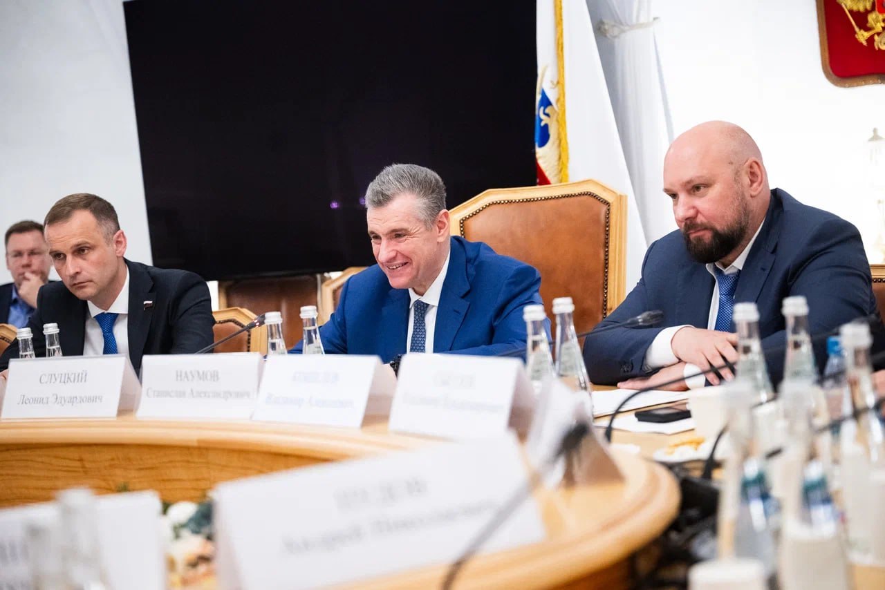 Фракция ЛДПР обсудила с Татьяной Голиковой демографическую стратегию и меры поддержки семей  В Госдуме прошла встреча фракции ЛДПР с вице-премьером Татьяной Голиковой и профильными министрами. Основное внимание уделили вопросам демографии, поддержки семей, доступности жилья и медицинской помощи.  Председатель ЛДПР Леонид Слуцкий подчеркнул необходимость пересмотра демографической политики и озвучил инициативы фракции:    дифференцированная ставка по семейной ипотеке: 6 % — при рождении первого ребёнка, 3 % — второго, 0 % — третьего и последующих   развитие малоэтажного строительства как альтернатива «человейникам»   создание федеральных программ профилактики зависимостей: алкогольной, наркотической, игровой   запуск программ по охране мужского здоровья и поддержке ответственного отцовства   увеличение пособия по уходу за ребёнком до 60 % от среднего заработка   «Необходимы конкретные решения, если мы действительно хотим исправить демографическую ситуацию. ЛДПР предлагает комплексные меры: от реформы семейной ипотеки до профилактики зависимостей, поддержки мужского здоровья и стимулирования многодетности. Это не разрозненные инициативы, а четкая система, которая должна работать на сохранение семей и будущего страны», — заявил Леонид Слуцкий.  Вице-премьер поблагодарила ЛДПР за конструктивный диалог и отметила, что фракция одной из первых системно поднимает тему демографии: «Поддержка семьи — это не только социальная политика. Это всё, что мы делаем вокруг семьи. Все приоритеты и государственные проекты должны работать на укрепление семейных ценностей», — отметила Татьяна Голикова.
