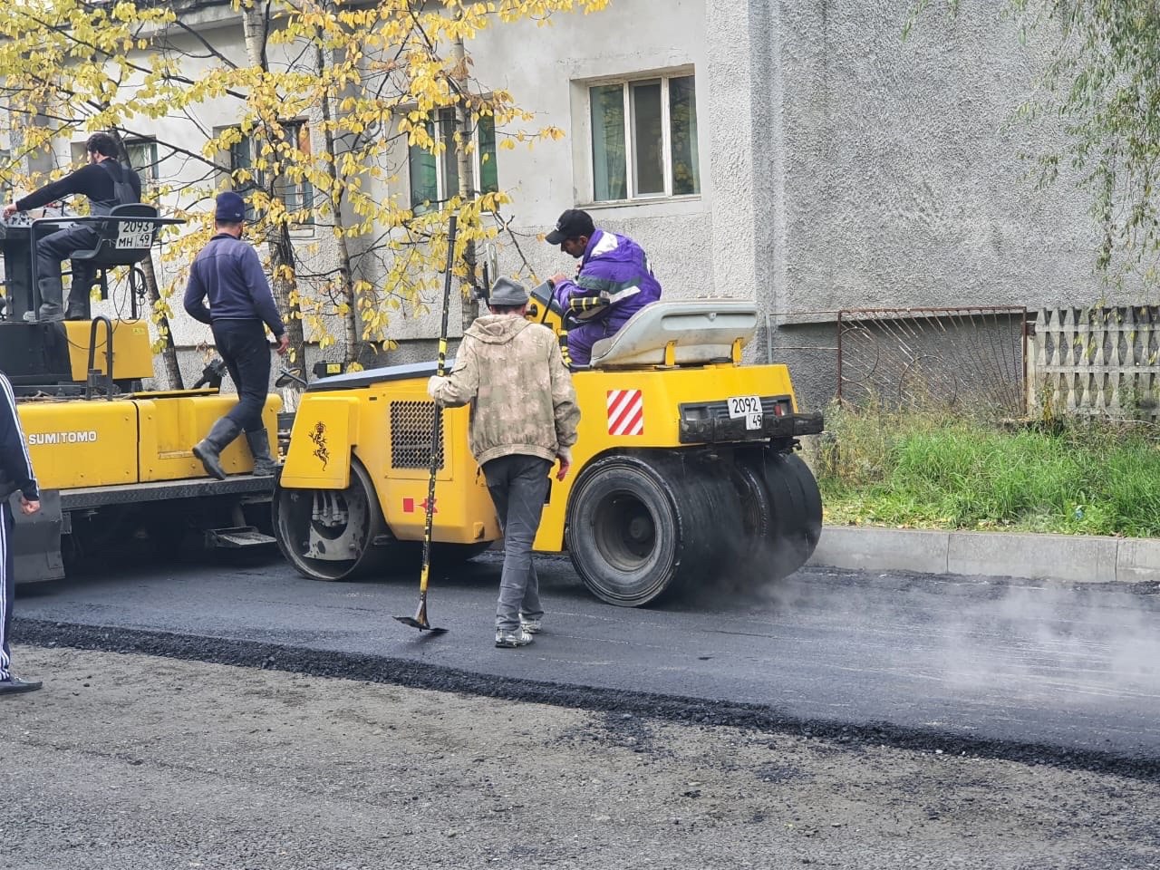 На Колыме планируют полностью заасфальтировать улицы Усть-Омчуга Сейчас дороги в поселке бетонные и гравийные. Уже есть подрядчик, готовый зайти на объекты. По планам в июле он начнет работу, будет подписан долгосрочный контракт на ближайшие 2-3 года, сообщили в администрации Тенькинского округа. Заасфальтировать планируют чуть менее 8 км автодорог и улиц поселка. «А дальше наш завод будет работать на региональные участки трассы. Там тоже есть планы, губернатор Сергей Носов нас поддерживает, думаю, у нас все должно получиться», — прокомментировал глава округа Денис Ревутский на прямой линии. В 2023 году в Усть-Омчуге смонтировали асфальтобетонную установку и заасфальтировали пробный участок в 425 метров, что позволило оценить качество нового покрытия в зимний период. Кроме асфальтного завода в Усть-Омчуге запустили плиточно-бетонный – его приобрели в рамках социального партнерства для реализации федерального проекта «Формирование комфортной городской среды» нацпроекта «Жилье и городская среда», который инициировал Президент РФ Владимир Путин.