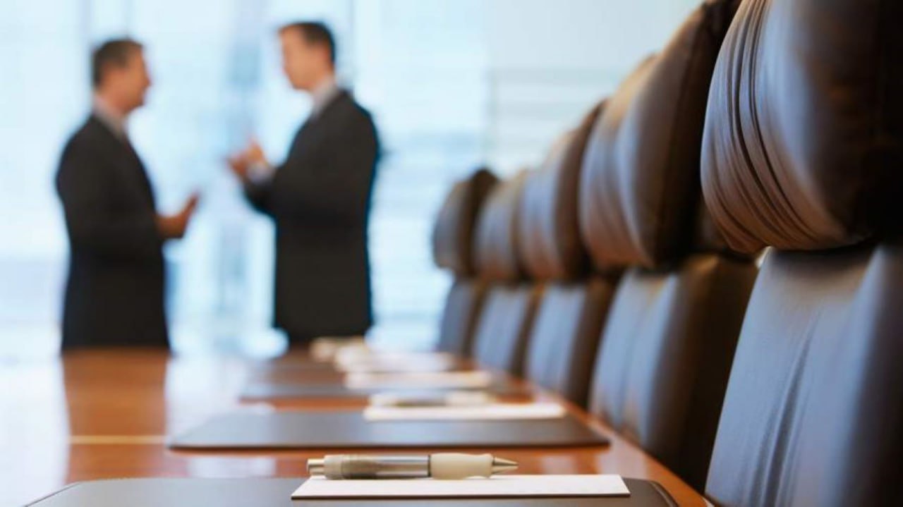 Итальянские компании хотят вернуться на российский рынок Как рассказал глава Российского союза промышленников и предпринимателей Александр Шохин эти фирмы немного далеки от политики и им всегда не хватало рынков тогда как российский рынок был для них привлекательным и ёмким Особенно итальянский бизнес сейчас страдает от высоких цен на электроэнергию В то же время президент ассоциации итальянских предпринимателей GIM Unimpresa Витторио Торрембини заявил что компании так и не смогли перестроиться и хотят вернуться в Россию но из за позиции собственного правительства не могут это сделать Не рой другому яму сам в неё попадёшь ЭКОНОМИКА Колючий Телеграм  Колючий Дзен Youtube