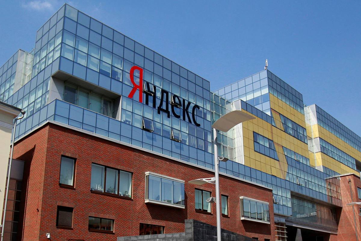 Абхазский язык теперь поддерживается в сервисах Яндекса Благодаря абхазскому студенту Высшей школы экономики Мирону Барателиа прошедшему стажировку в Яндексе в сервисах компании появилась поддержка абхазского языка Теперь абхазский доступен для перевода между всеми языками платформы причём качество перевода значительно выше чем в других сервисах Кроме того в Яндекс Клавиатуре для Android добавлена абхазская раскладка разработанная по макету Мирона В ней общие с русским буквы сохранили свои места а уникальные абхазские символы расположены с учётом частоты использования D News Абхазия D News Абхазия