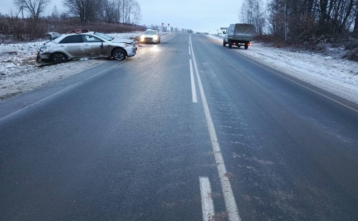 В Белевском районе водитель не удержал иномарку на трассе: двое пострадали.  Авария в Белевском районе случилась 6 декабря на 109-м километре автодороги Р-92. 64-летний мужчина за рулем Toyota не справился с управлением. Машина вылетела в кювет и перевернулась.  С травмами госпитализировали водителя и его 60-летнюю пассажирку.   Источник myslo