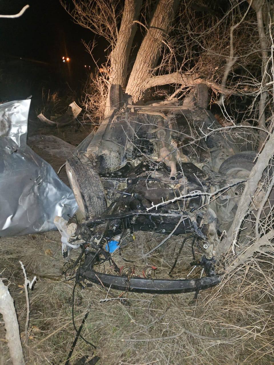 В Петровском округе в результате съезда автомобиля с автодороги пострадали 2 человека   По предварительным данным, 7 марта в 1 часов 10 минут на 2 км автодороги  «Светлоград-Николина Балка-Прикалаусский», 19-летний водитель легкового автомобиля «Шкода» допустил съезд с дороги с последующим наездом на препятствие в виде дерева, в результате чего произошло опрокидывание автомобиля.   В результате автоаварии водитель и 16-летний пассажир, жители Туркменского округа, с травмами были доставлены в Петровскую больницу. Стоит отметить, что в момент ДТП они были пристегнуты ремнями безопасности, что помогло избежать тяжких последствий.  ⏺Установлено, что молодой человек к административной ответственности привлекался  6 раз, имея стаж вождение около года.   По факту автоаварии проводится проверка. Детальные обстоятельства устанавливаются.