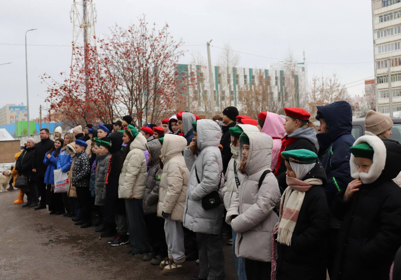 Открыли мурал «Zа мирное небо» в Зеленодольске.  Мероприятие посетили Герой России, депутат Госсовета РТ Расим Баксиков и  руководитель Регионального штаба «Молодая Гвардия Единой России» Руслан Шигабуддинов.   Получилось красиво