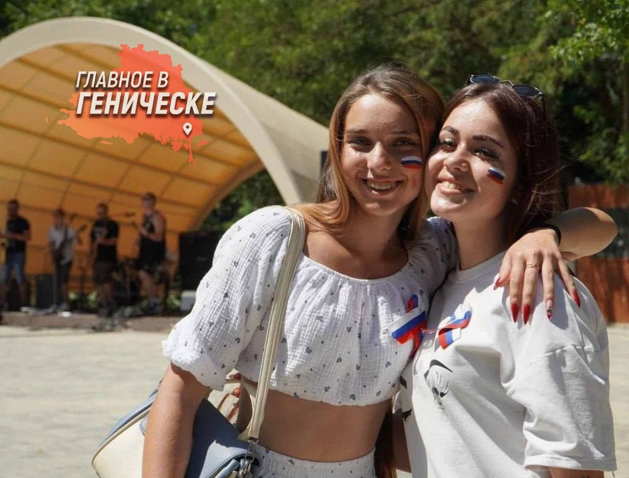 В 2026 году в каждом муниципалитете Херсонской области запланировано открытие молодежных пространств  Молодежные пространства станут современными точками притяжения для активной и творческой молодежи. Об этом сообщил и.о. министра молодежной политики региона Владислав Ярченко на фестивале «Таврида.АРТ». Первые два пространства появятся в Геническе и Скадовске и будут реализованы при поддержке регионов-шефов, таких как Кабардино-Балкарская Республика и Краснодарский край.   Опыт работы этих пилотных площадок поможет определить оптимальный формат и функционал для будущих объектов, которые к концу 2026 года должны появиться во всех муниципалитетах области, предоставляя молодым людям возможности для образовательных, культурных и спортивных мероприятий, а также для общения и совместных инициатив.