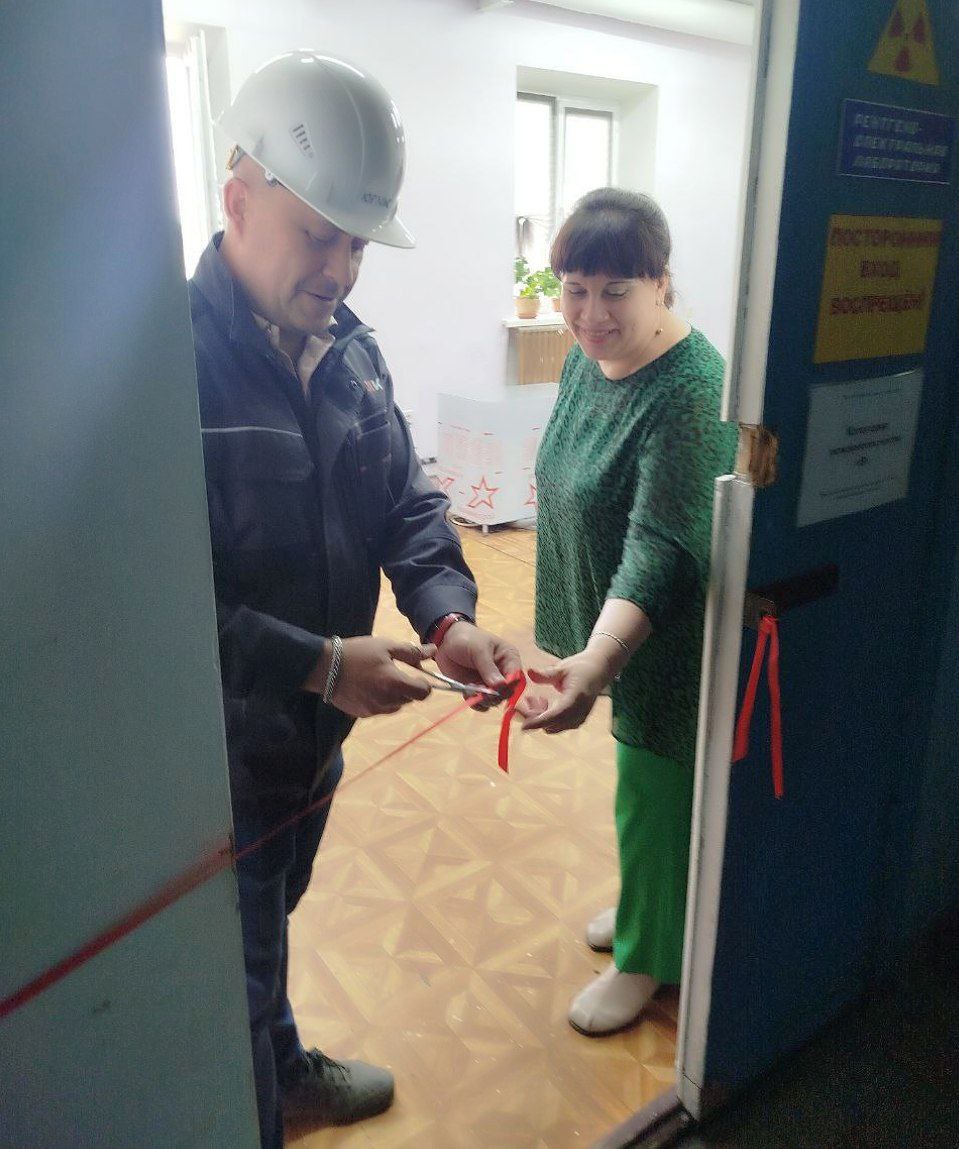 На Стахановском заводе ферросплавов открыта современная рентгеноспектральная лаборатория  Центральным элементом лаборатории стал модернизированный спектрометр рентгеновский многоканальный с компьютерным управлением, способный проводить одновременный количественный химический анализ 16 проб в течение нескольких минут. Запуск нового оборудования позволит осуществлять быстрый и качественный контроль химических показателей выплавленной продукции, а также проверять качество входящего сырья и отходов производства ферросплавов.  Лаборатория также укомплектована вспомогательным оборудованием для подготовки лабораторных проб к анализу: вибрационными дисковыми мельницами для измельчения металла до необходимой фракции и прессами для формирования таблеток-излучателей, которые затем анализируются в рентгеноспектрометре.  "Мы долго готовились к этому событию. Было проделано много работы. И теперь с гордостью и чувством выполненного долга можем смело заявить об открытии нашей лаборатории", — пояснила Начальник рентгеноспектральной лаборатории Светлана Игоревна.  Новая лаборатория значительно повысит эффективность контроля качества продукции завода и обеспечит соответствие выпускаемых ферросплавов самым высоким стандартам.