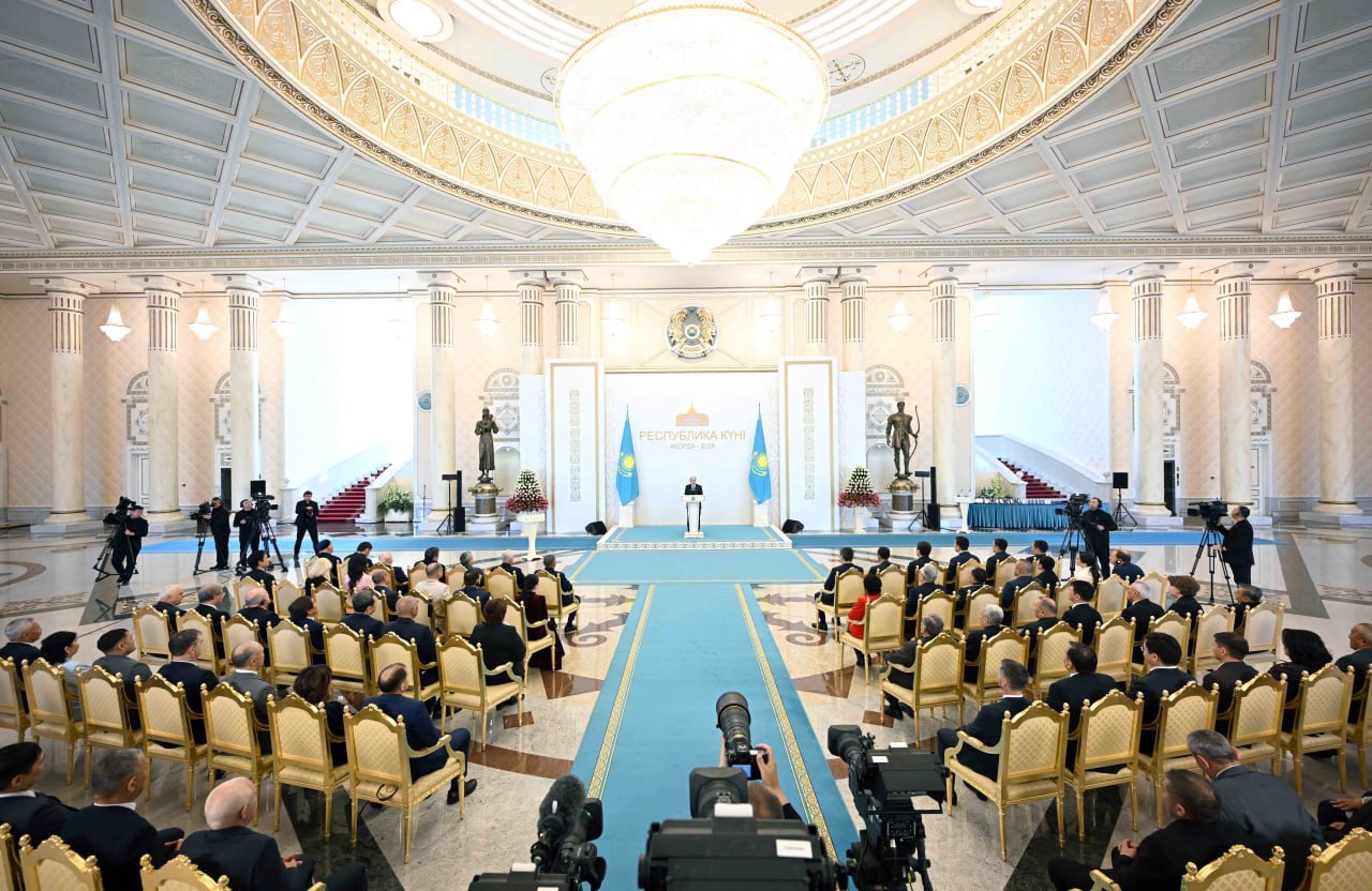 Молодые предприниматели ученые инженеры IT специалисты становятся в Казахстане новой элитой считает Токаев Президент напомнил про тартап Higgsfield AI который вполне может стать первым казахстанским единорогом компанией которую глобальный рынок оценил более чем на 1 млрд Этот уникальный по сути проект вырос на площадке Astana Hub с самым активным участием молодых талантливых энтузиастов которые уже побеждали на международных юношеских олимпиадах по математике и физике Такие люди будущее нашей страны сказал глава государства Теперь подобные предприниматели ученые и инженеры становятся новой элитой страны а инновационность важной чертой национального характера kursivm kursiv news