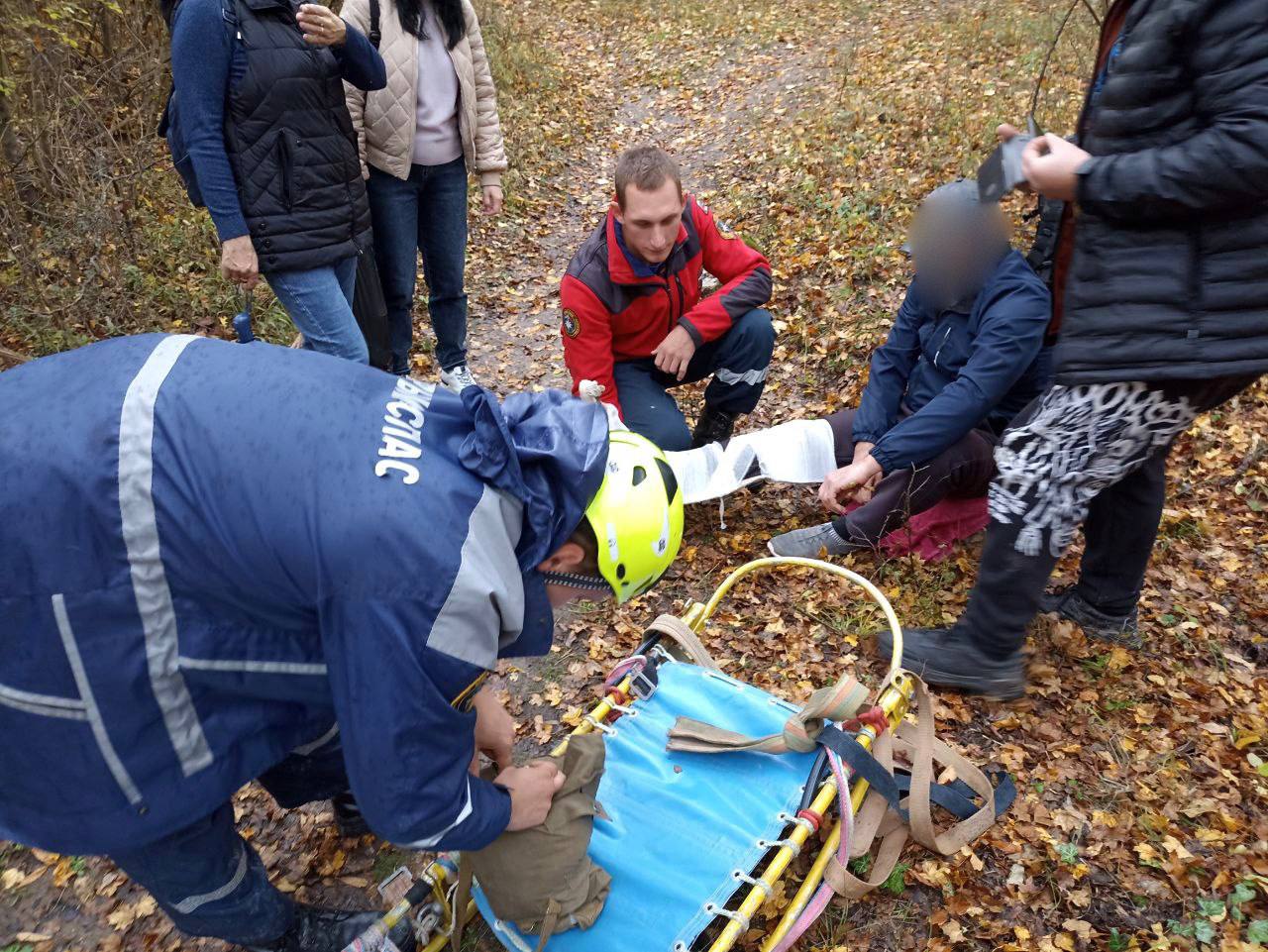 В Бахчисарайском районе спасли мужчину с травмой ноги Повреждение он получил на горной тропе и не смог дальше продолжить путь сообщает МЧС Крыма На помощь ему прибыли спасатели которые наложили шину на травмированную ногу Затем они передали мужчину медикам 0   Подписаться на РИА Новости Крым в Telegram MAX VK