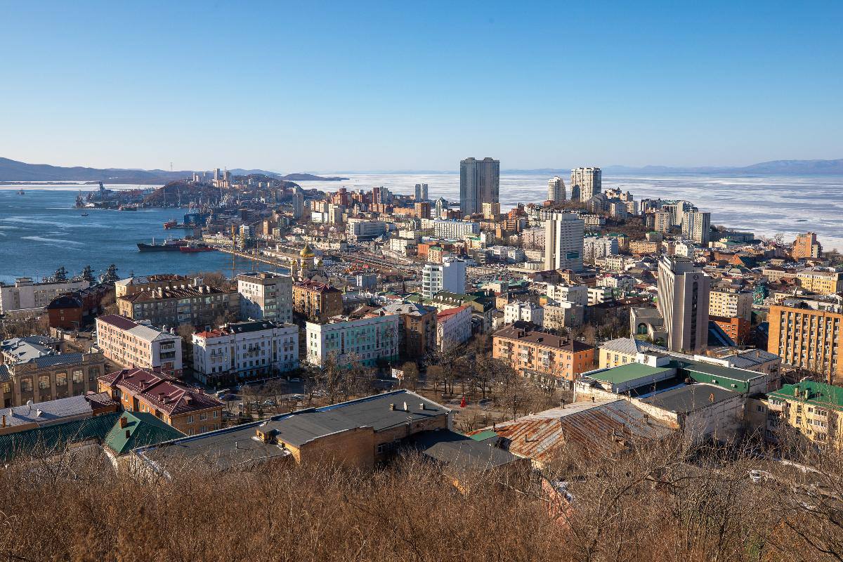 Во Владивостоке у двух остановок общественного транспорта появились новые наименования.   Такое решение 10 декабря приняла комиссия по городской топонимике.    24 декабря соответствующее постановление подписал глава Владивостока Константин Шестаков.   Согласно постановлению, остановка наземного городского транспорта в районе дома № 42 по проспекту Острякова теперь имеет наименование - «Лихтерная».   До этой остановки планируется продлить автобусный маршрут № 87 «Семеновская – Мыс Чумака».    Второй остановочный пункт переименован. Остановка «Поворот», расположенная в районе домов № 39 и 30 на улице Сафонова  в обе стороны , теперь называется «Клуб Флотилия «Варяг».   #НовыеОстановки