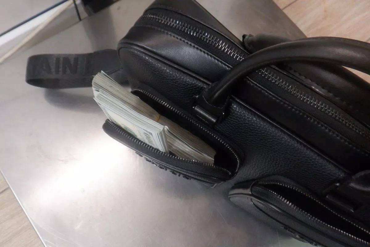 В аэропорту Краснодара таможенники изъяли у двух пассажиров из Дубая 30 тыс долларов Оба пытались пройти через зелёный коридор с наличными по 25 тысяч долларов каждый не задекларировав их Пассажиры объяснили что везли деньги для бизнеса и не знали что суммы свыше 10 тысяч долларов нужно обязательно декларировать По факту нарушений возбуждены административные дела Пассажирам вернули по 10 тысяч долларов а остальное изъяли Кубанские Новости Мы в MAX