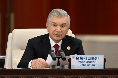Президент Узбекистана Шавкат Мирзиёев на саммите ШОС в китайском Тяньцзине призвал расширить партнерство стран организации в сфере безопасности и экономики Он отметил что в условиях глобальной нестабильности солидарность государств ШОС является ключом к сохранению мира в Азии а также выступил за постепенное расширение организации за счет стран из других регионов чтобы превратить её в полноценную платформу сотрудничества с Глобальным Югом Мирзиёев предложил принять Декларацию ШОС по ядерной безопасности возобновить Совещание министров внутренних дел и общественной безопасности пересмотреть соглашение о совместной борьбе с преступностью и подготовить программу противодействия наркозависимости до 2030 года Он также поддержал инициативу о восстановлении Контактной группы ШОС Афганистан для налаживания диалога с Кабулом Подробнее на нашем сайте fergananews
