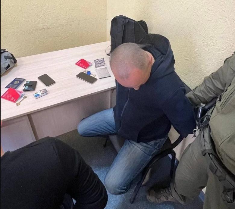 Каратели из ГУБОПиКа показал фото задержанных с фейковыми паспортами Новой Беларуси — прокол с подделкой заметили сразу ТГ-каналы карателей сообщили о задержании двух жителей #Могилёв, якобы въехавших в страну с паспортами Новой Беларуси. Однако документы оказались поддельными. Советник Светланы Тихановской Франак Вечерко в комментарии «Нашай Ніве» указал: настоящие паспорта проекта «Новая Беларусь» содержат надпись «Беларусь», а не «Республика Беларусь», как на снимке от карателей. «Облажались. Даже муляж не могут нормально сделать», — прокомментировал Вечерко, намекая на причастность спецслужб к созданию подделки. Один из задержанных теперь проходит по статье 361-4 УК — «содействие экстремистской деятельности». Он арестован. Второй — под подпиской, якобы заплатил $10 000 в надежде закрыть дело. YouTube поддержать канал на