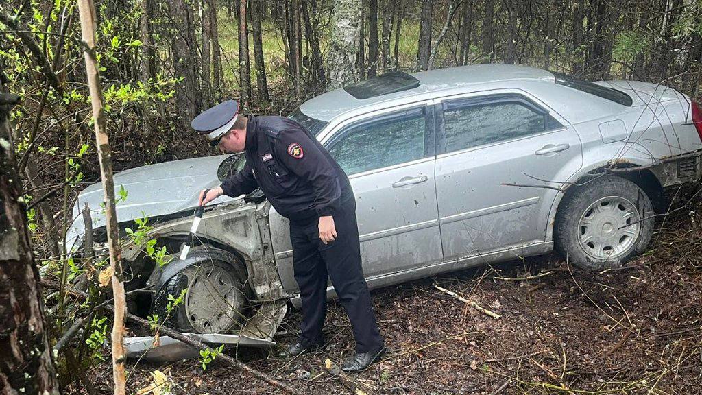 15-летняя девушка устроила аварию в Новоасбесте Женщина позволила сесть своей дочери за руль, девушка не справилась с управлением, машина вылетела с дороги и врезалась в дерево. Мама и дочка госпитализированы. Как выяснили полицейские, женщина уже разрешала дочери садиться за руль, но в этот раз девочка поехала быстро и не справилась с управлением. ГИБДД