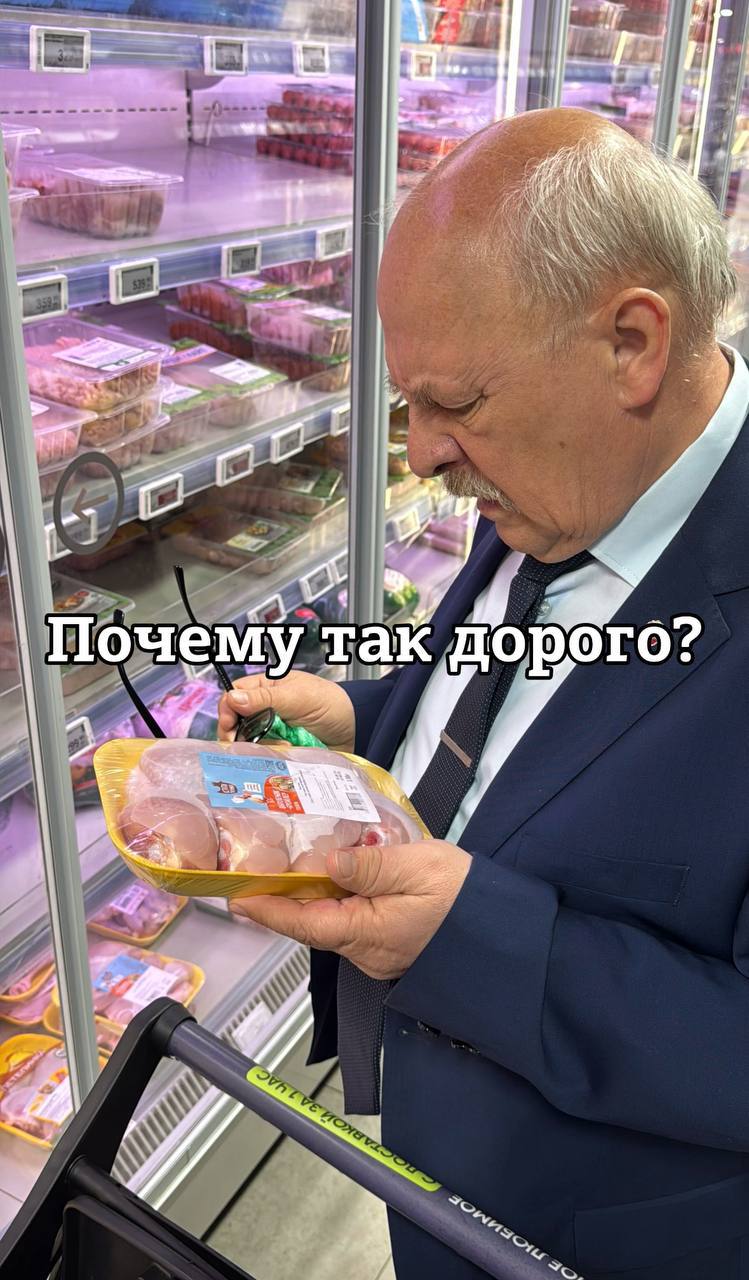 Кура, кефирчик и два яблока. Единоросс собрал продуктовую корзину на 1000 рублей Ролик с экспериментальной закупкой опубликовал депутат заксобрания Петербурга от «Единой России» Александр Ржаненков. Видео должно было продемонстрировать, какие здоровые продукты можно купить на тысячу рублей. По словам депутата, в итоге ему пришлось выбирать между овощами и белком. Закупаться член «Единой России» решил в «Перекрёстке». В корзину на сумму 1040 рублей вошли пачка кефира, два яблока, творог, макароны Barilla, гречка, чёрный хлеб, морковка и куриная голень. В комментариях депутата раскритиковали и за выбор магазина, и за состав корзины. Её, по словам подписчиков, надолго не хватит: «Из этого набора на выходе на обед голень с макаронами, на полдник яблочко, на ужин голень с гречей, а на завтрак придется погрызть хлопья или на воде сварить их. Кефир перед сном. Меню на 1 день на 1 человека». Яблоки в этом же обсуждении оценили как слишком дорогие: две штуки обошлись депутату в сто рублей. Другая петербурженка под видео посетовала, что малоимущим выдают продуктовый набор из плохих продуктов: «серые» макароны и тушёнку с «вонью». Ей тут же ответила другая женщина: поинтересовалась, где можно бесплатно достать хотя бы такие продукты. Собеседница сказала, что узнала о раздаче еды от другого депутата от «Единой России». Сам Ржаненков признался, что под видео ждал дискуссию о правильном питании. Однако оставивших комментарии он поблагодарил: «Получился куда более острый и важный разговор». Теперь он планирует снять ролик с закупкой в более бюджетном магазине. Подписаться Сказать спасибо