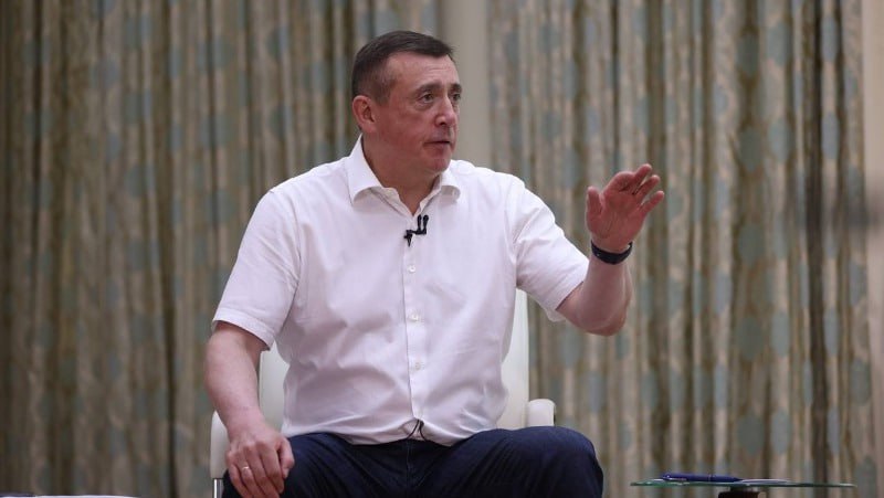 «Нюансы есть, работаем дальше»: Лимаренко — о новом стандарте обеспечения льготными лекарствами На прямую линию поступил вопрос о результатах новой системы льготного лекарственного обеспечения. С прошлого года в Сахалинской области изменили систему их выдачи в государственных аптеках. Теперь врачи получили доступ к единой базе данных, где собраны сведения об аптечных складах и аптеках региона. Сейчас большинство препаратов выписывают со склада. Губернатор установил норму: в течение 3-5 дней пациенты на Сахалине и Курилах должны получать нужные лекарства. Изменения есть, но их темпы пока недостаточны. Пока не могу сказать, что доволен этой работой. Но прогресс есть: срок выдачи льготных лекарств сократили в 10 раз — сейчас укладываемся в 5 дней. Есть нюансы, бывают сбои, но держим ситуацию под контролем, подключено серьезное администрирование. Работаем дальше — цель, чтобы на юге острова препарат можно было получить за сутки-двое, — сказал Валерий Лимаренко. ——— : Прислать нам новость:
