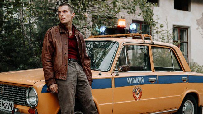 Сериал «Фишер» был продлен на третий и четвертые сезоны. Шоураннерами одной из новых частей выступят Сергей Тарамаев и Любовь Львова, а режиссером-постановщиком другой части станет Ольга Френкель.    : Кадр из сериала «Фишер»