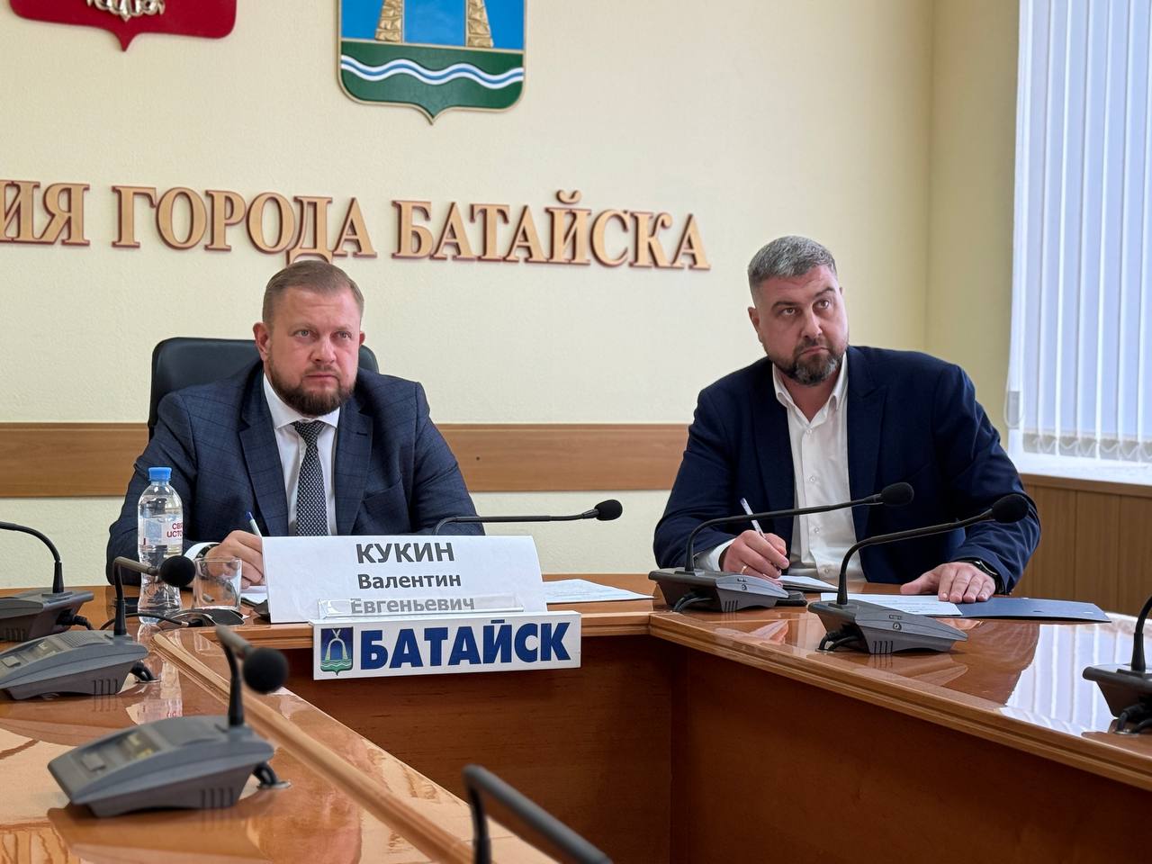 Глава города Батайска Валентин Кукин принял участие в совещании по вопросам ЖКХ 22 июля в режиме видеоконференцсвязи прошло совещание под руководством заместителя Губернатора Ростовской области Владимира Ревенко. От Батайска в работе участвовал также замглавы администрации по вопросам ЖКХ Дмитрий Шевцов. В ходе встречи обсуждались актуальные вопросы жилищно-коммунального хозяйства Ростовской области: – организация работы пресс-службы при ресурсоснабжающих организациях; – анализ задолженности за коммунальные услуги; – обеспечение водоснабжением и водоотведением участников СВО и многодетных семей; – реализация инвестиционных программ в сфере ЖКХ. Глава города Валентин Кукин отметил: «Встреча стала логичным продолжением вопросов, которые мы подробно обсудили на штабе в администрации города ранее в этот же день. Повестка перекликалась: водоснабжение, работа ресурсоснабжающих организаций, реализация инвестпрограмм, вопросы задолженности и открытость информирования жителей об аварийных ситуациях» Администрация города продолжит уделять приоритетное внимание вопросам устойчивой и прозрачной работы ЖКХ и ресурсоснабжающих организаций.