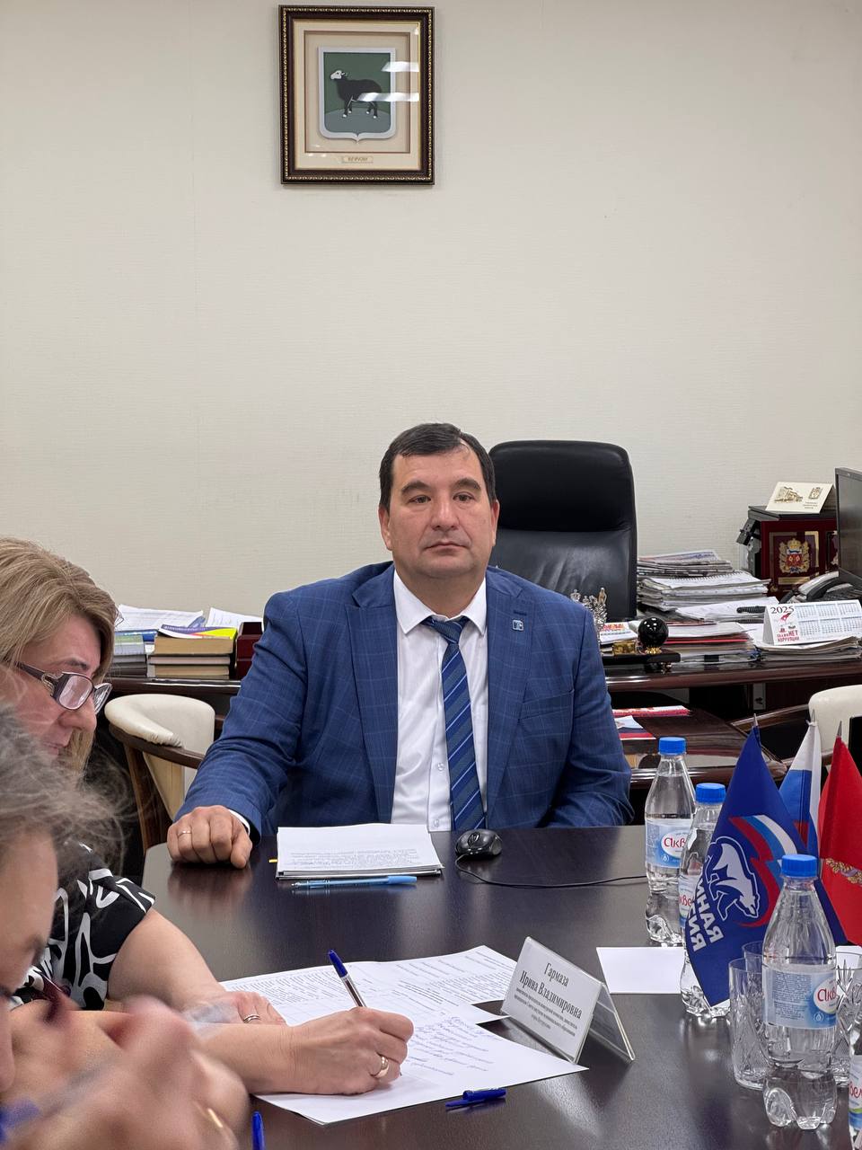 ОРТ Новости Оренбуржья В Бугуруслане выбрали двух кандидатов на пост мэра В Бугуруслане определили двух кандидатов на пост главы города Их выбрали на заседании конкурсной комиссии в котором участвовали три претендента В итоговый список вошли действующий глава города Дмитрий Дьяченко и председатель местной Счетной палаты Марат Мукменкулов Окончательный выбор депутаты городского Совета сделают 21 ноября Фото тг канал Юрия Мироненко Подписывайтесь на ОРТ в MAX