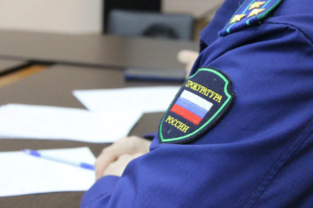 По материалам прокурорской проверки возбуждено уголовное дело об организации незаконной миграции Прокуратура г Пыть Яха провела проверку соблюдения миграционного законодательства В ходе надзорных мероприятий установлено что владельцы двух пунктов общественного питания организовали незаконное пребывание на территории города шести иностранных граждан заключив с ними фиктивные трудовые договоры без фактического намерения сторон их исполнения Прокуратура направила материалы в органы внутренних дел для решения вопроса об уголовном преследовании По результатам их рассмотрения возбуждено уголовное дело по ч 2 ст 322 1 УК РФ организация незаконного пребывания в Российской Федерации иностранных граждан совершенная группой лиц попредварительному сговору Ход расследования уголовного дела находится на контроле надзорного ведомства Читайте наши новости в MAX