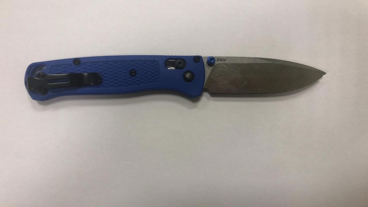 Барнаульского школьника изолировали от общества за угрозу ножом В январе 16 летний ученик 9 класса угрожал нескольким школьницам складным ножом После придания инцидента огласке стало известно что он также периодически избивал учеников младшего возраста По итогу разбирательства суд признал подростка виновным по ч 2 ст 213 УК РФ хулиганство совершенное с угрозой применения насилия к гражданам с применением предмета используемого в качестве оружия Малолетнего хулигана поместили в специализированное учебно воспитательное учреждение закрытого типа до достижения им 18 летнего возраста Кроме того к ответственности привлекли должностных лиц из органов системы профилактики сообщает Следком Алтайского края