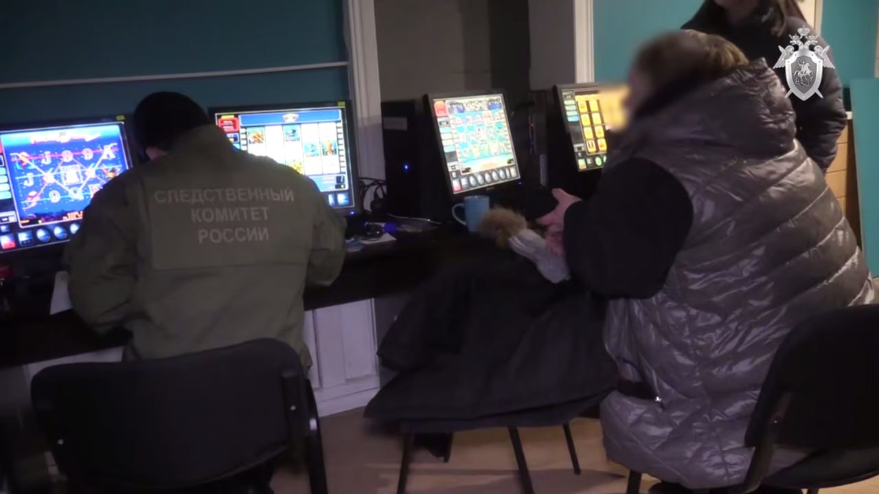 Суд вынес приговор 14 нижегородцам, которые организовали нелегальные игорные клубы на улицах Рождественской и Октябрьской Революции.  Осужденные получили по три года и два месяца условного срока. Также их оштрафовали на суммы от 100 до 500 тысяч рублей.