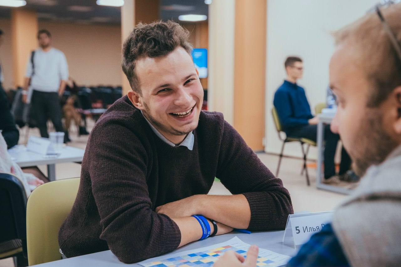 АГУ победил в конкурсе НТИ на запуск акселерационной программы Центр продвижения и сопровождения проектной деятельности молодёжи Астраханского госуниверситет выиграл грант для реализации проекта Каспийский взлёт в рамках федерального проекта Технологии от Платформы НТИ Из 210 заявок от вузов России отобрали 151 победителя из 58 городов Программа стартует 15 октября 2026 года и продлится до 15 декабря Это второй акселератор университета с участием более 300 студентов 16 индустриальных партнёров 30 экспертов партнёров 11 трекеров трёх кураторов по направлениям EduNet TechNet FoodNet пяти наставников четырёх тьюторов и 15 преподавателей Сформированы 30 студенческих команд для разработки стартапов Подробнее на нашем сайте Подписывайтесь на наш канал в MAX