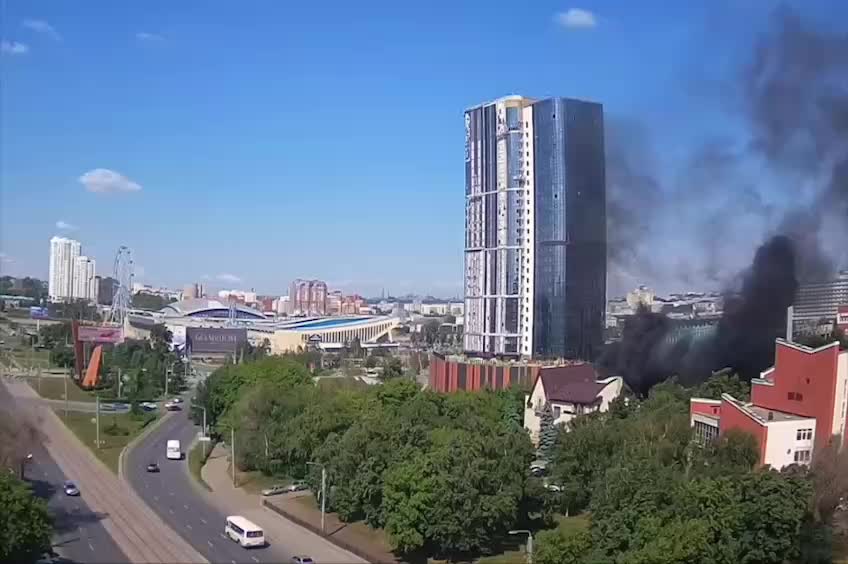 В Челябинске локализован пожар на стройке по улице Труда