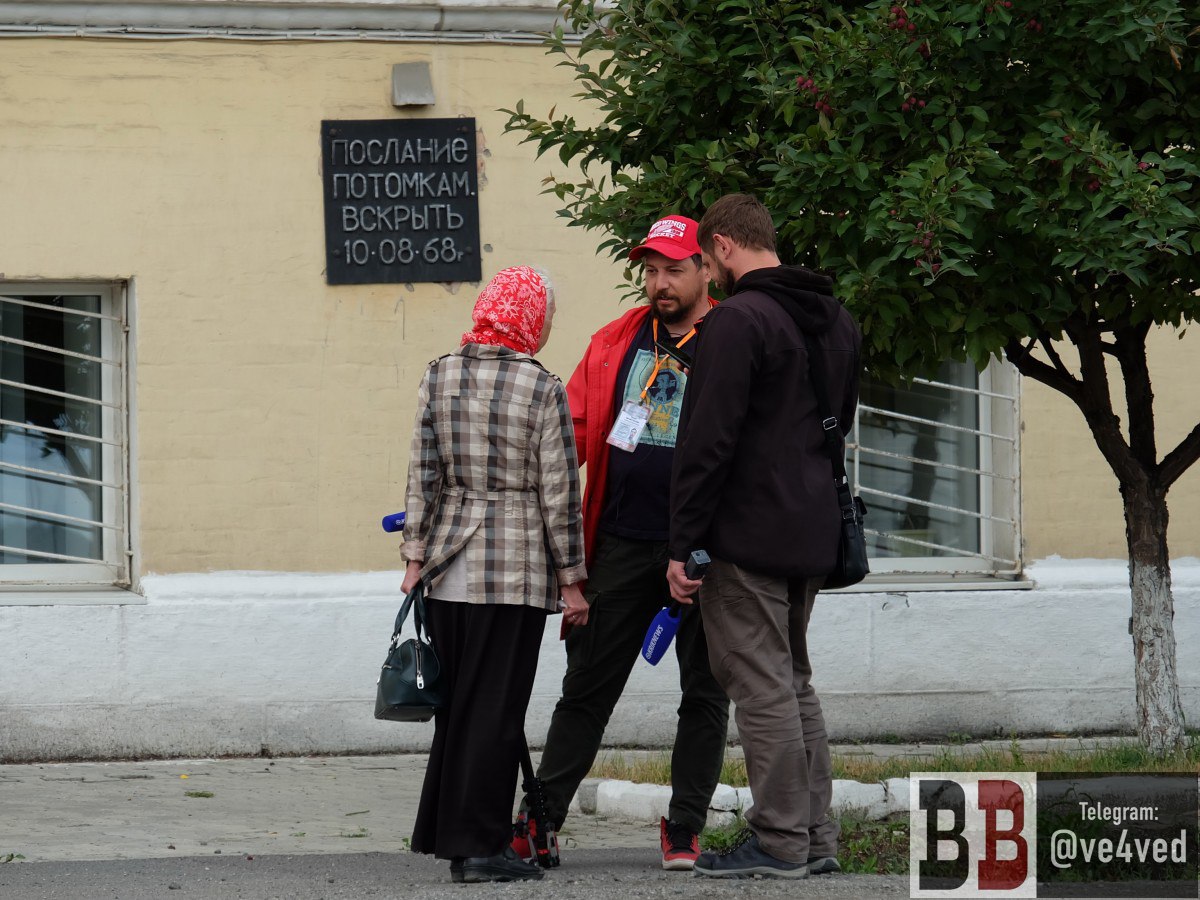 В Екатеринбурге начали судить репортёров Прекрасной России Первым в Октябрьский райсуд передали дело оператора проекта Евгения Русских Дело против Русских поступило в суд с обвинительным заключением по статье о клевете соединённой с обвинением лица в совершении особо тяжкого преступления часть 5 статьи 128 1 УК предполагающей до пяти лет лишения свободы Изначально оператору вменяли также нарушение неприкосновенности частной жизни статья 137 УК но в ходе предварительного следствия обвинения по этому составу отпали из за недостаточности доказательств На предварительном заседании разрешался вопрос о рассмотрении дела в особом порядке однако Русских услышав зачитанное прокурором обвинение отказался от ранее данных показаний Я не согласен с квалификацией группа лиц и предварительный сговор рассказал Русских ve4ved По словам оператора данные им ранее показания были написаны под давлением Кроме того его не устроило то что все свидетели которых гособвинитель привлёк в дело были только со стороны потерпевшей стороны бизнесмена Богдана Новорока Теперь Русских намерен со своим адвокатом ходатайствовать о вызове свидетелей со стороны защиты Таким образом оператора Прекрасной России будут судить в общем порядке Следующее заседание назначено на пятницу 7 ноября Дело рассматривает судья Ольга Панфилова Обвинительное заключение по делу репортёра Прекрасной России Евгения Анисимова ещё не утверждено Ему напомним вменяют ещё и разжигание ненависти и вражды Телеграм канал ve4ved Поддержать Подписаться Прислать новость 18
