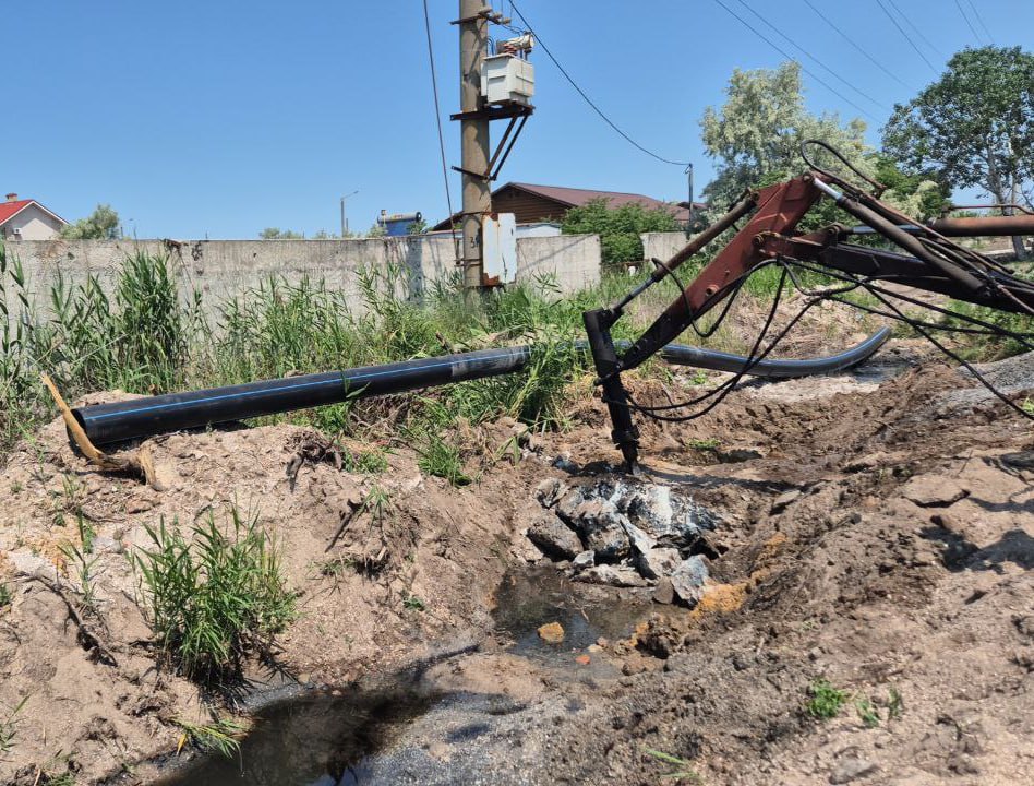 ‼ На Бердянской косе заменено почти 300 метров напорного коллектора. Водоподача возобновляется Сотрудники филиала "Бердянское ПУВКХ " ГУП ЗО "Вода Запорожья" завершили на Бердянской косе работы по замене 274-х метров напорного коллектора диаметром 300 мм. Вместо старой давно пришедшей в негодность трубы улажена новая – пластиковая. Из-за выполнения данных работ сегодня на косе отсутствовала вода, чтобы уменьшить количество стоков. Иначе аварийный участок коллектора было не заменить. На данный момент водоснабжение косы уже восстанавливается. Заполняются сети. Все работы выполнены силами филиала "Бердянское ПУВКХ " ГУП ЗО "Вода Запорожья". Качественные новости —