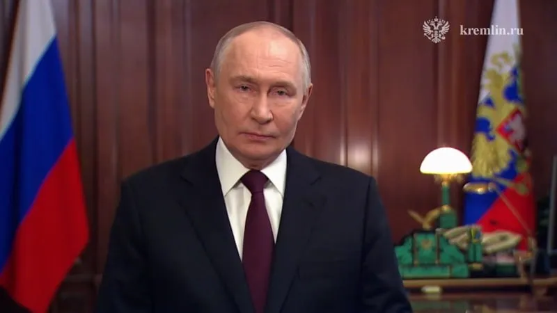Президент России Владимир Путин поздравил всех граждан отмечающих Светлое Христово Воскресение с праздником Глава государства отметил что великий праздник Пасхи наполняет сердца миллионов людей искренней радостью верой во всепобеждающую силу жизни в торжество любви добра и справедливости объединяет людей вокруг вековых отеческих традиций неоспоримых духовных нравственных ценностей и идеалов Огромную созидательную роль в сбережении нашего богатейшего исторического культурного наследия укреплении института семьи воспитании подрастающих поколений играет Русская православная церковь другие христианские конфессии Религиозные организации проводят большую востребованную работу направленную на совершенствование конструктивного взаимодействия с органами государственной власти гармонизацию межрелигиозного и межнационального диалога в нашей стране поддерживают участников специальной военной операции их семьи подчеркнул президент Наши новости в Телеграм VК ОK MAX