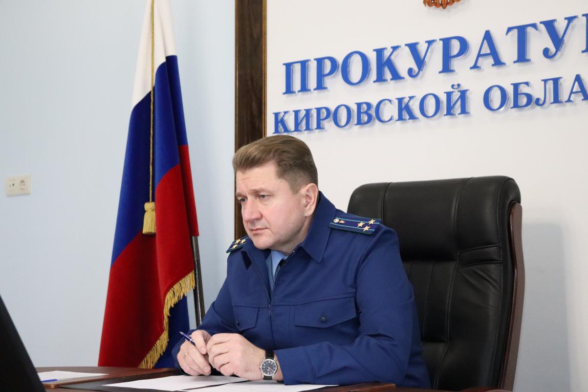 Главного борца с коррупцией нашли для Свердловской области Директором департамента стал прокурор Кировской области Андрей Оборок, рассказал источник .RU в правительстве региона. До 2020 года Оборок работал зампрокурора Свердловской области. К своим обязанностям он еще не приступил, но с сайта кировской прокуратуры его уже убрали. Пост главного по коррупции освободился в марте, когда с должности ушел Ильхам Ширалиев. Его отставка совпала с чередой задержаний чиновников за коррупцию. Фото: пресс-служба прокуратуры Кировской области Новости из Екатеринбурга