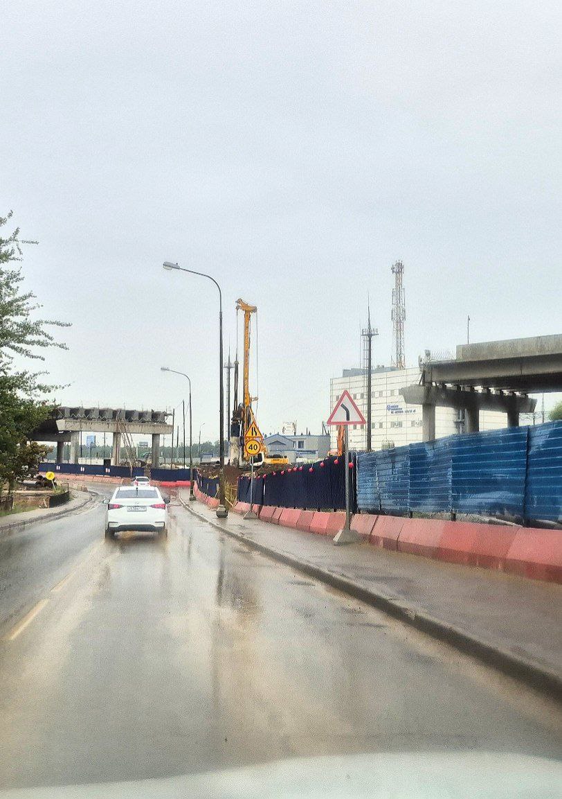 Начали сооружение последней опоры эстакады Коммунарского шоссе над Монаховой и Бачуринской в Коммунарке, строительство которой задерживалось из-за не вынесенных коммуникаций. Так что планы пустить дорогу до конца года идут по плану.